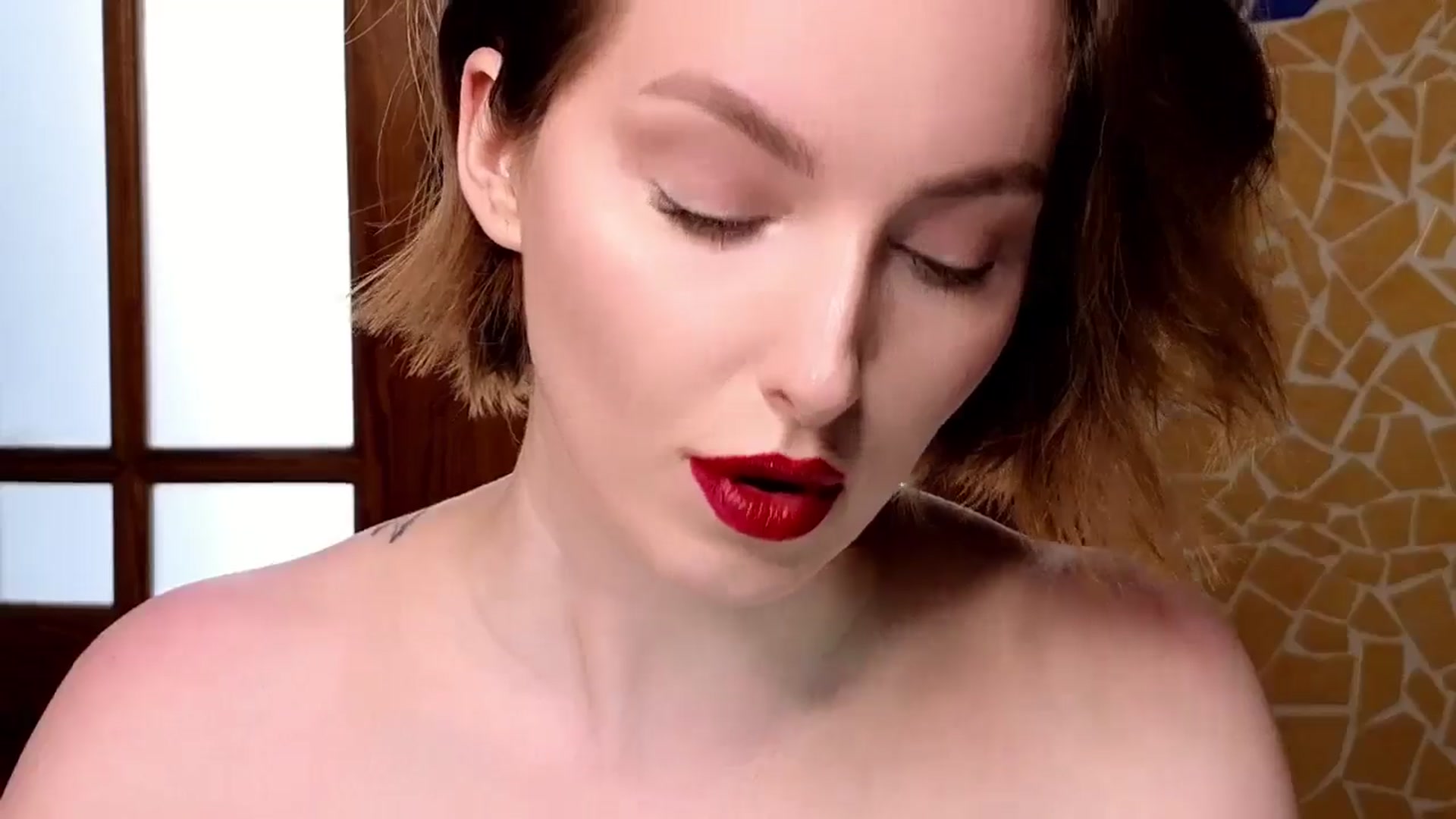 Gallery image thumbnail from Red_Lips_Girl's myfreecams stream on, 10/21/2024, 17:08 image 16 of 20