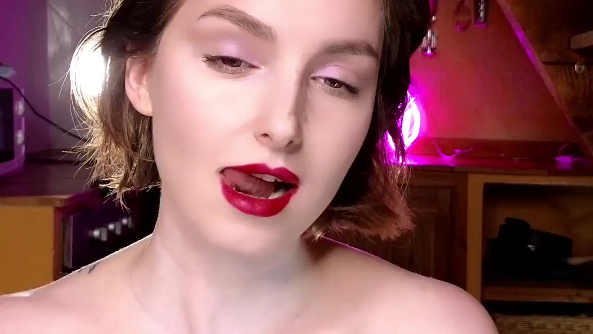 Gallery image thumbnail from Red_Lips_Girl's myfreecams stream on, 10/22/2024, 19:19 image 8 of 20