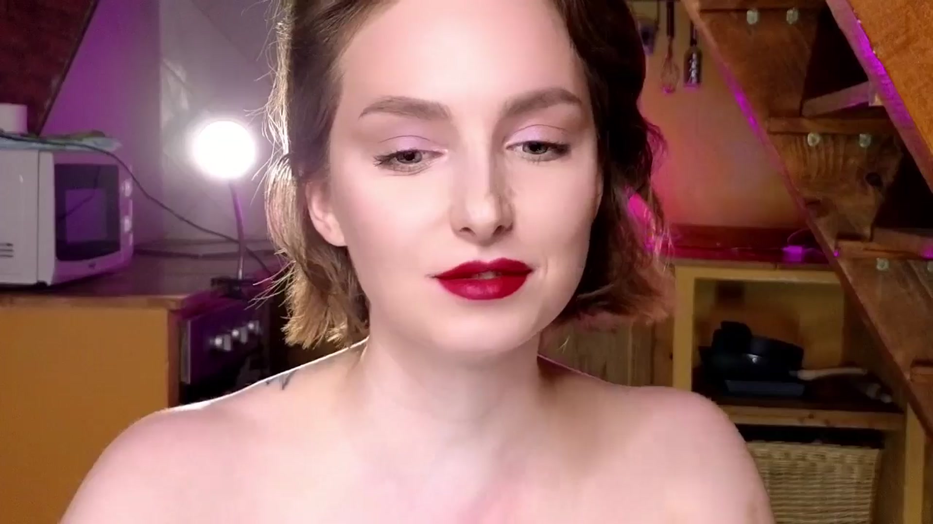 Gallery image thumbnail from Red_Lips_Girl's myfreecams stream on, 10/22/2024, 19:19 image 10 of 20