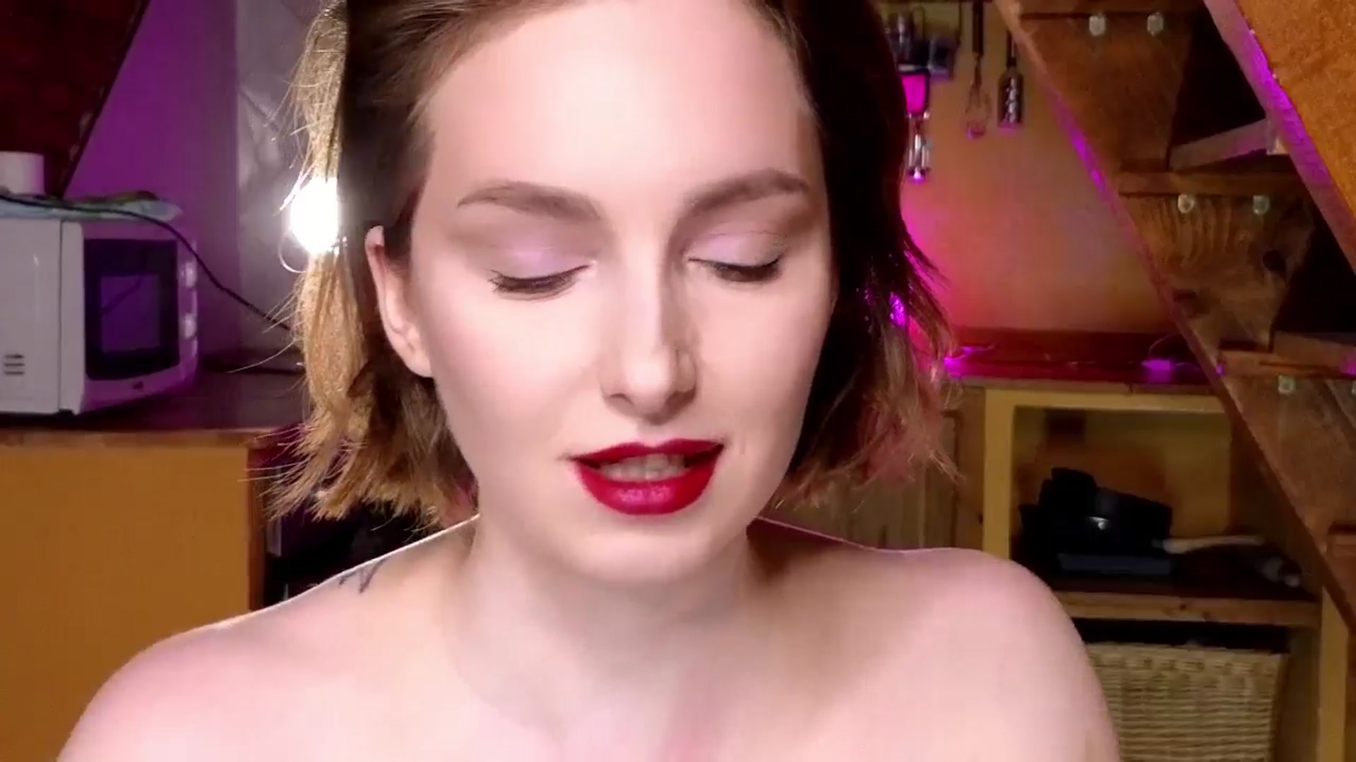 Gallery image thumbnail from Red_Lips_Girl's myfreecams stream on, 10/22/2024, 19:19 image 17 of 20