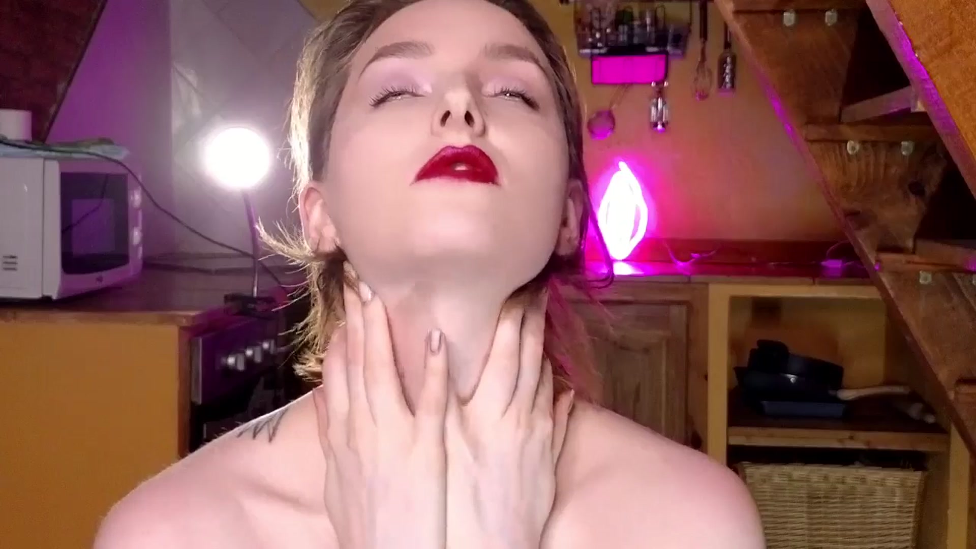 Gallery image thumbnail from Red_Lips_Girl's myfreecams stream on, 10/22/2024, 19:19 image 16 of 20