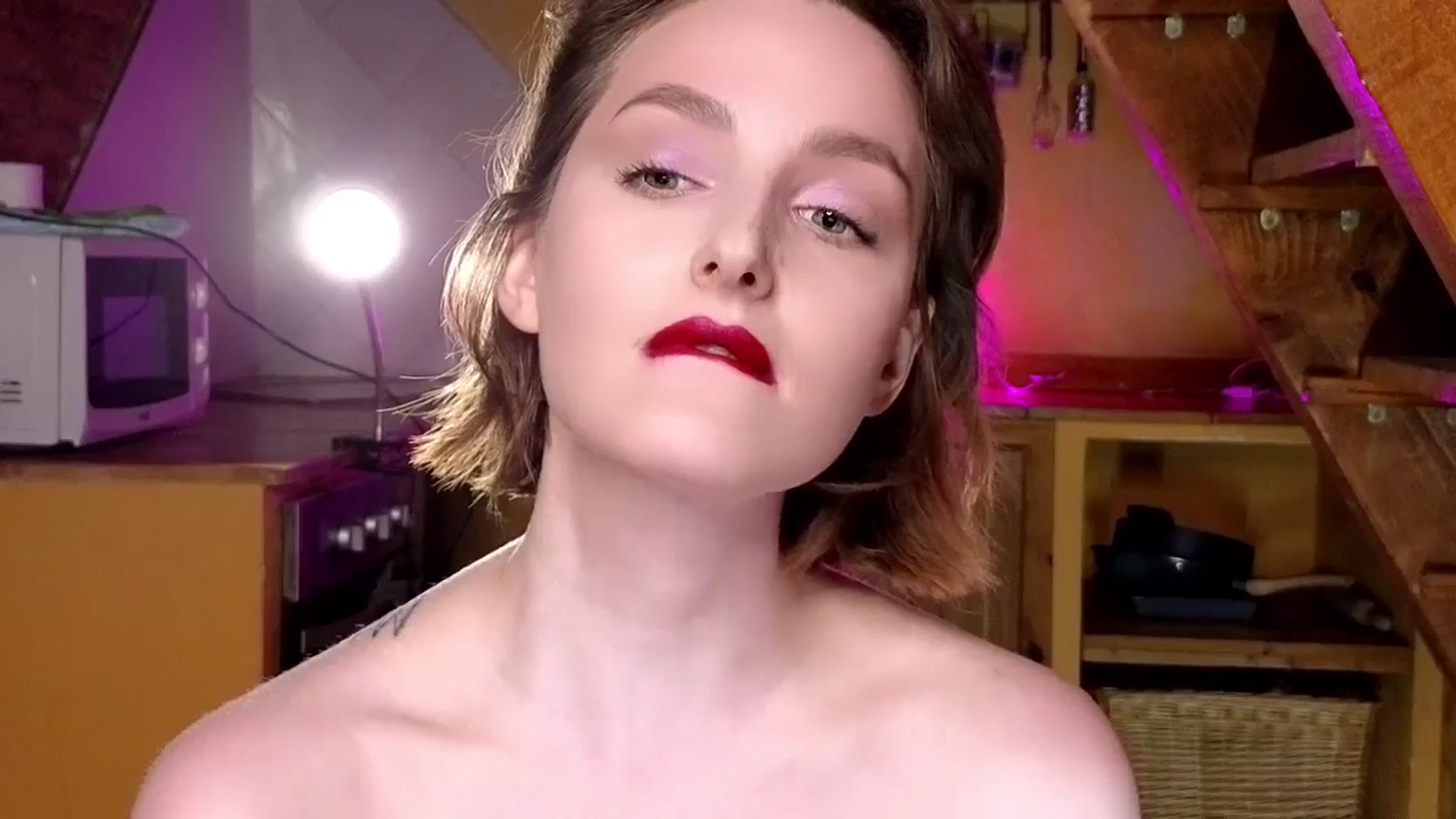 Gallery image thumbnail from Red_Lips_Girl's myfreecams stream on, 10/22/2024, 19:19 image 9 of 20