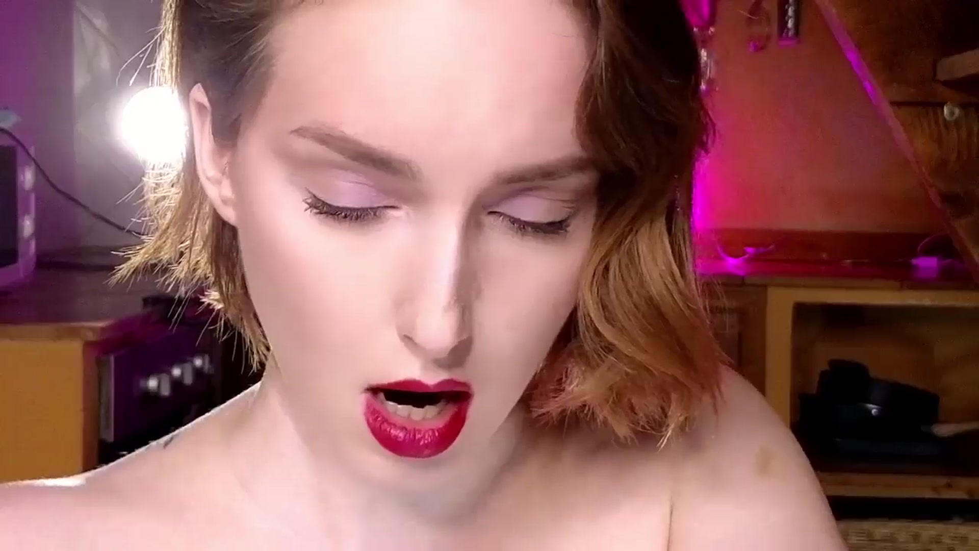 Gallery image thumbnail from Red_Lips_Girl's myfreecams stream on, 10/22/2024, 19:19 image 3 of 20