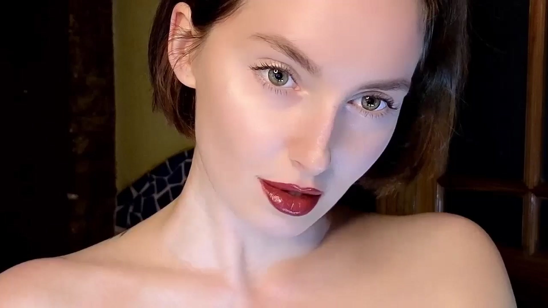 Gallery image thumbnail from Red_Lips_Girl's myfreecams stream on, 11/26/2024, 20:55 image 17 of 20