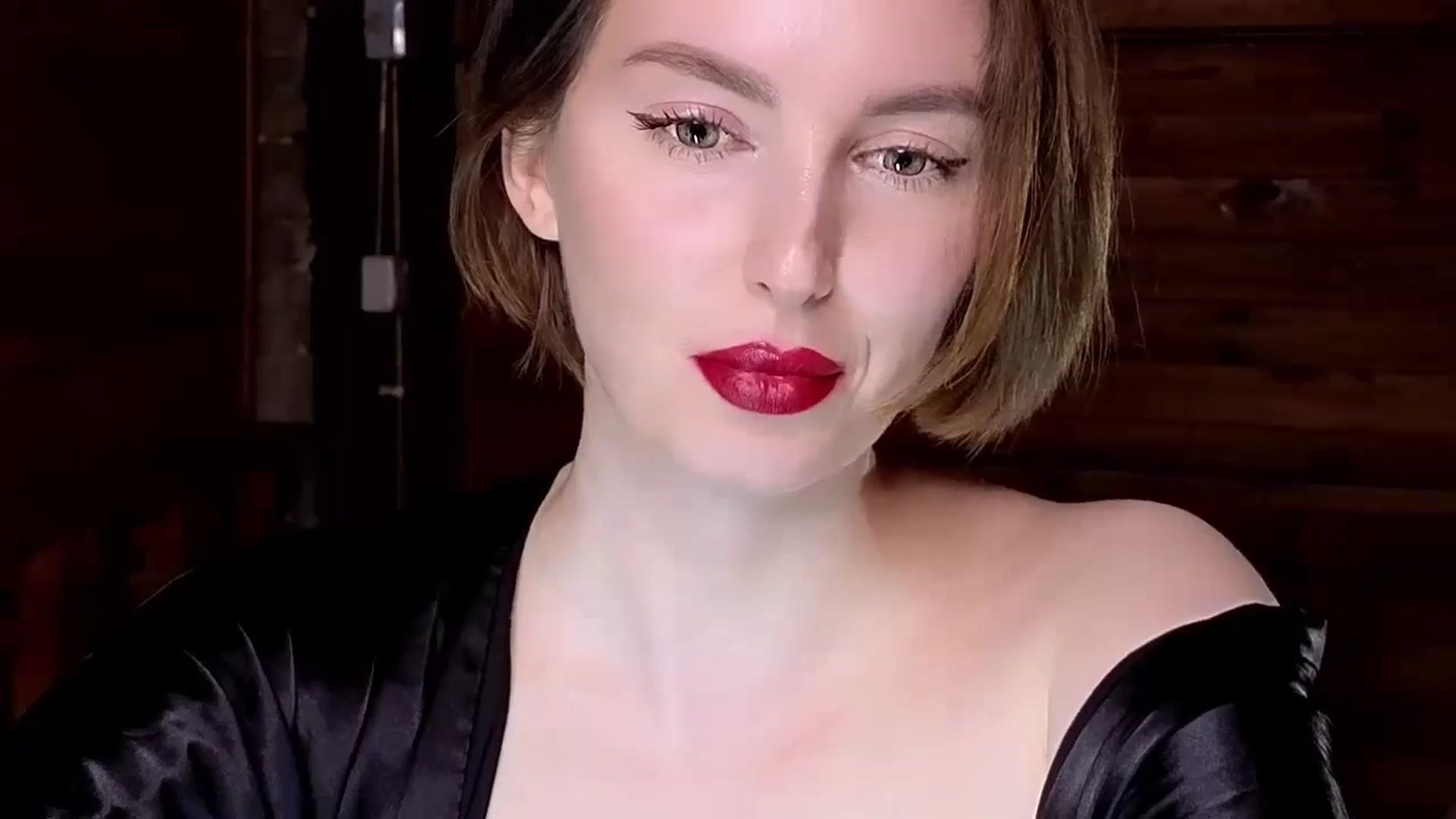 Gallery image thumbnail from Red_Lips_Girl's myfreecams stream on, 12/04/2024, 21:05 image 15 of 20