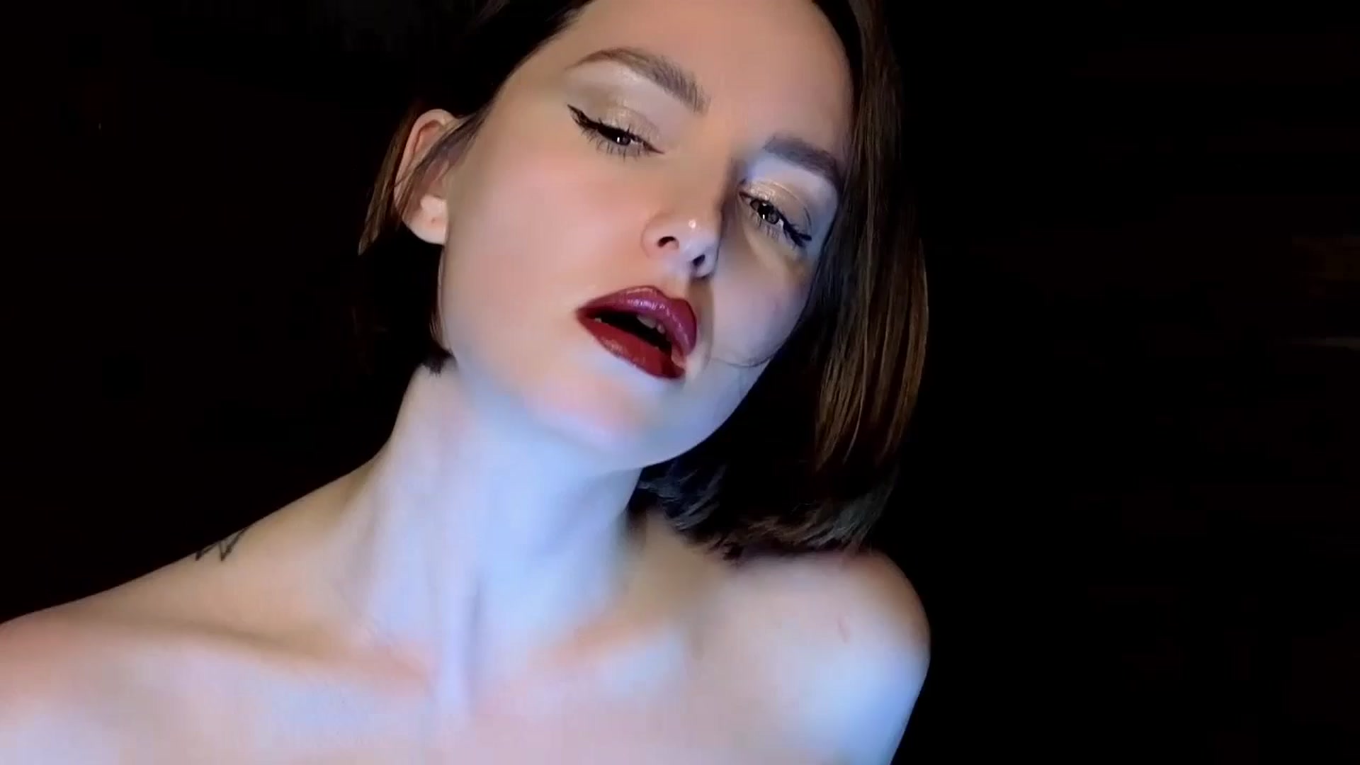 Gallery image thumbnail from Red_Lips_Girl's myfreecams stream on, 12/19/2024, 19:14 image 18 of 20