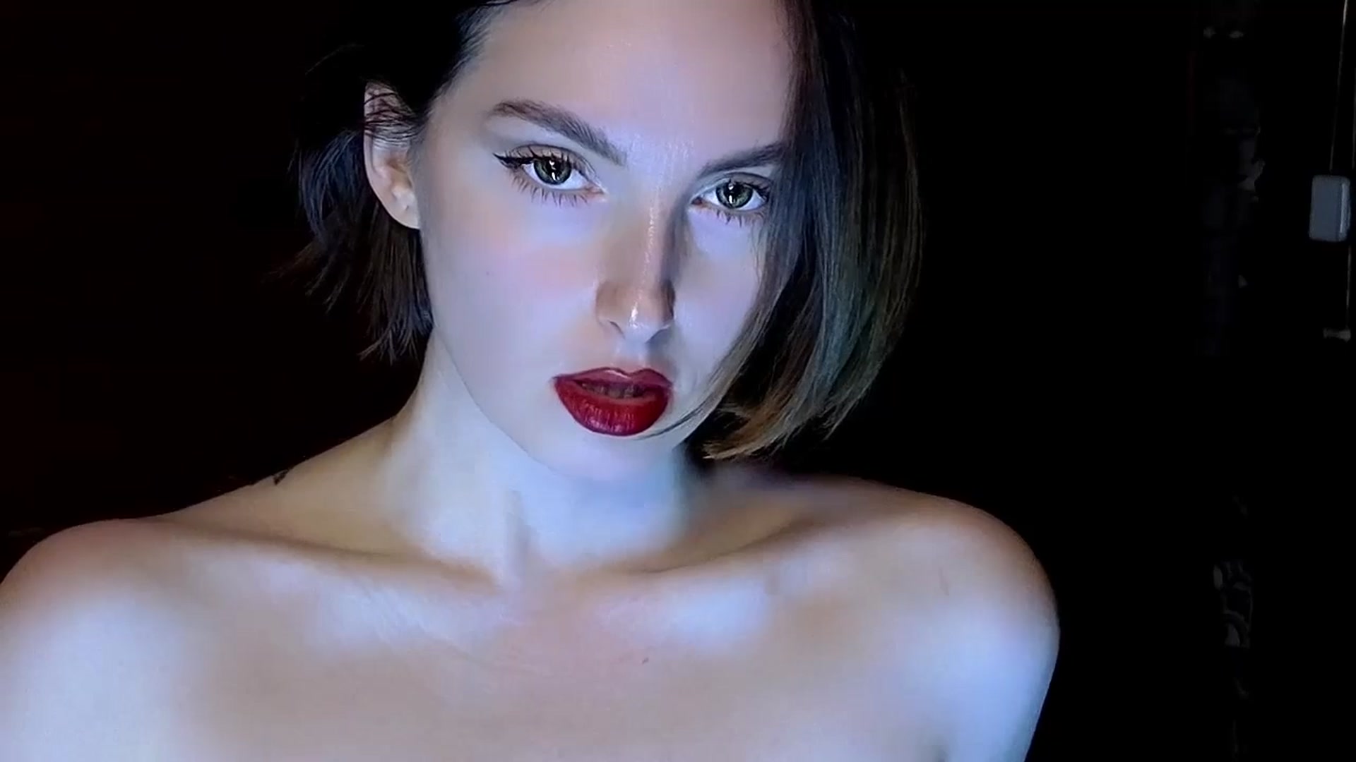 Gallery image thumbnail from Red_Lips_Girl's myfreecams stream on, 12/19/2024, 20:49 image 11 of 20
