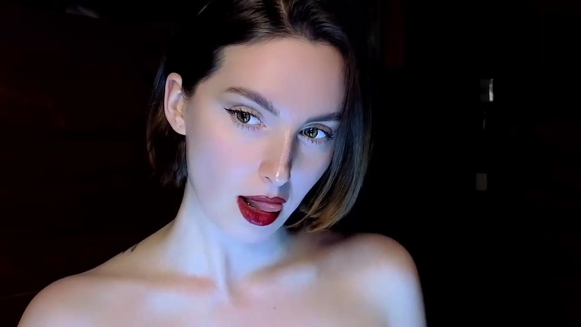 Gallery image thumbnail from Red_Lips_Girl's myfreecams stream on, 12/19/2024, 20:49 image 12 of 20
