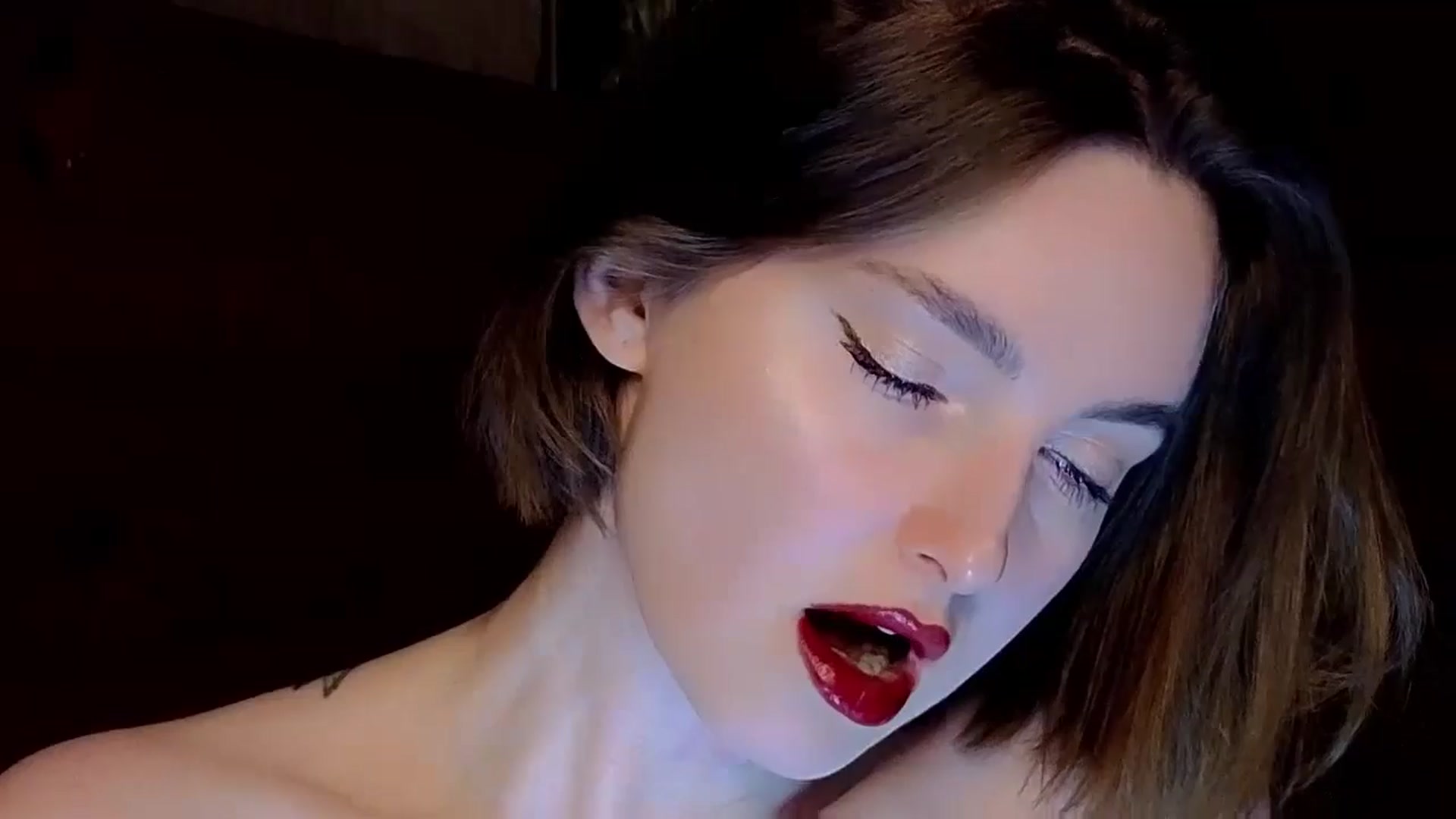 Gallery image thumbnail from Red_Lips_Girl's myfreecams stream on, 12/24/2024, 23:20 image 4 of 20