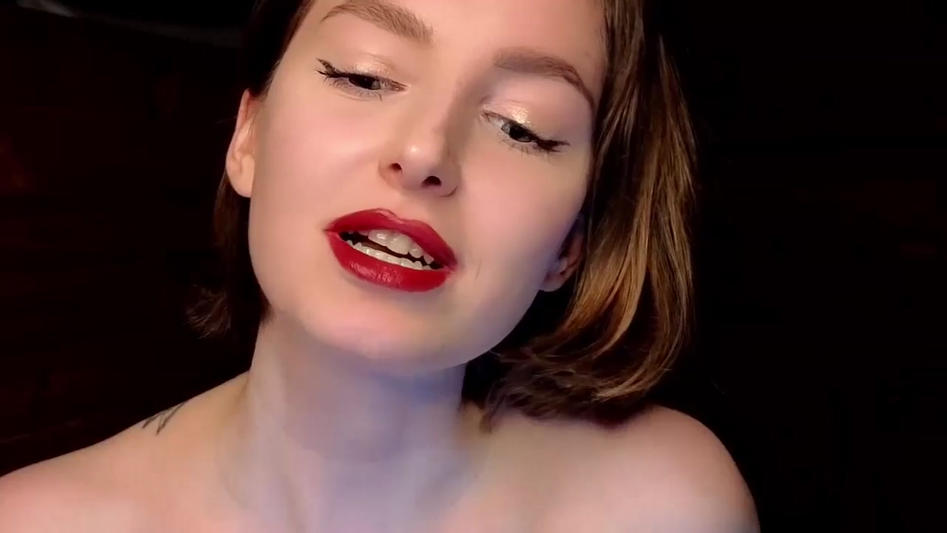 Gallery image thumbnail from Red_Lips_Girl's myfreecams stream on, 12/28/2024, 22:25 image 16 of 20