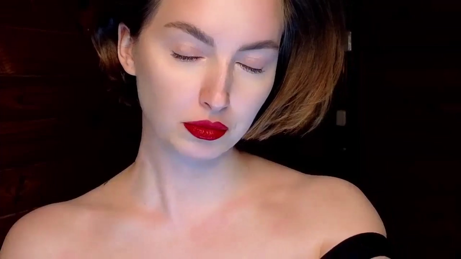 Gallery image thumbnail from Red_Lips_Girl's myfreecams stream on, 01/12/2025, 20:08 image 4 of 20