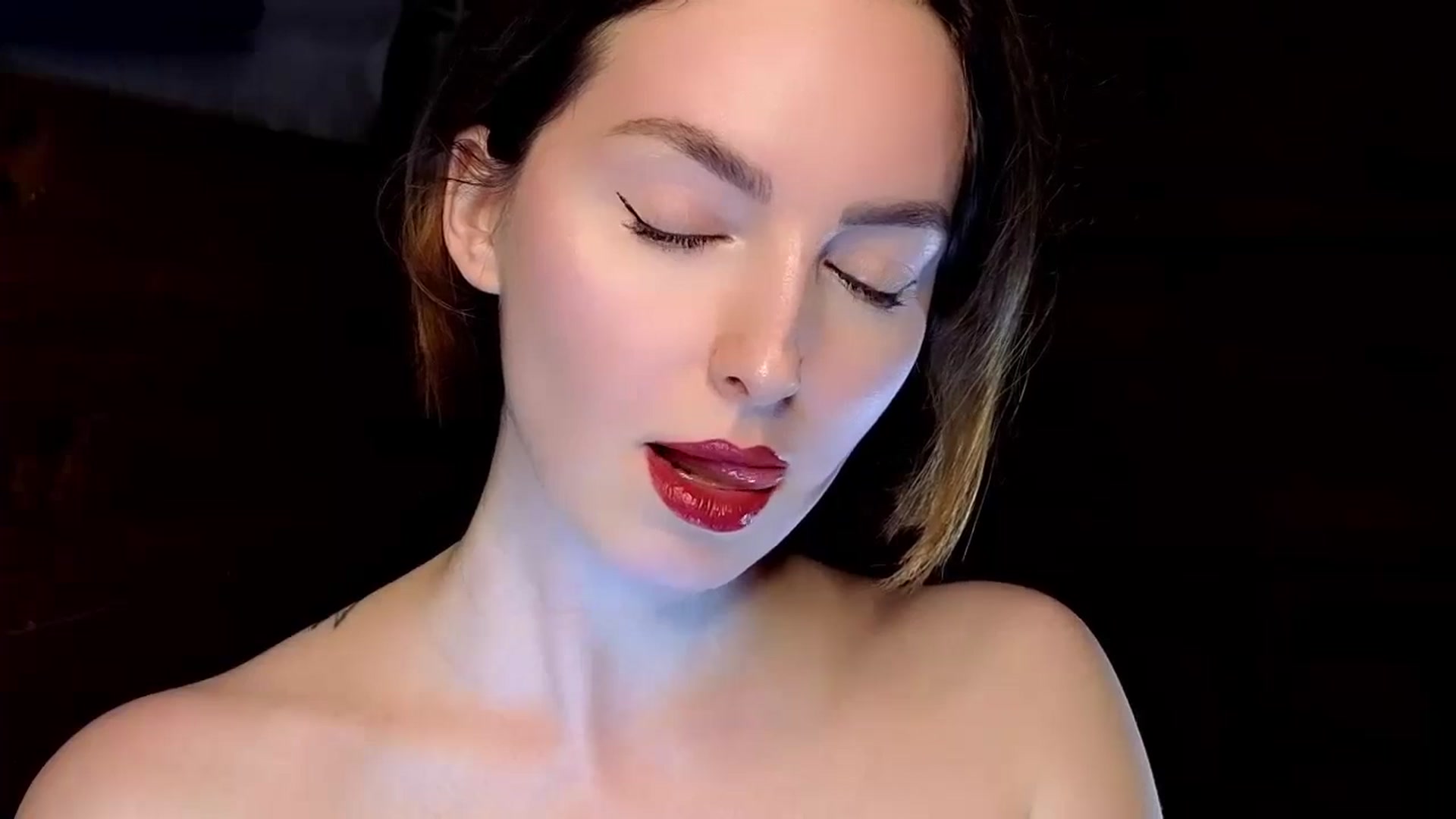 Gallery image thumbnail from Red_Lips_Girl's myfreecams stream on, 01/16/2025, 19:37 image 7 of 20