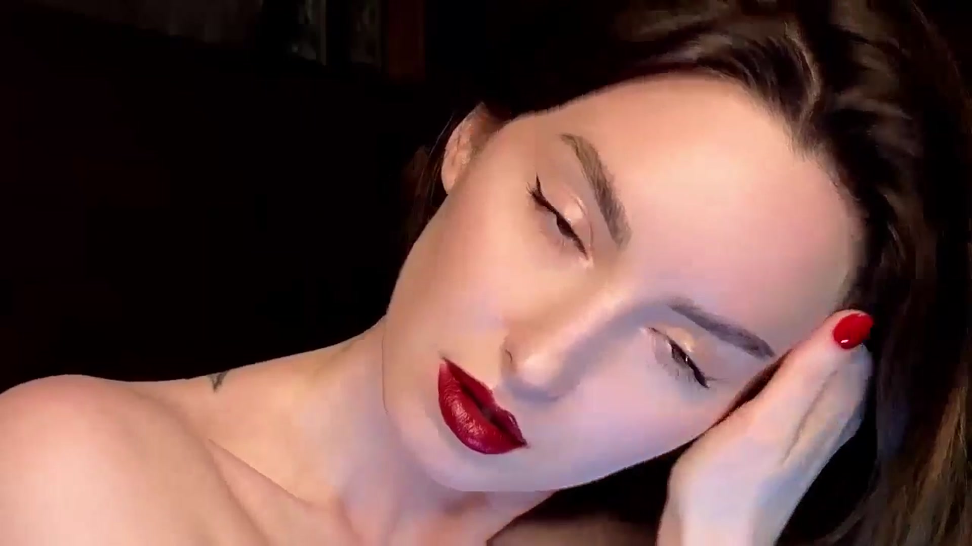 Gallery image thumbnail from Red_Lips_Girl's myfreecams stream on, 01/18/2025, 23:12 image 5 of 20