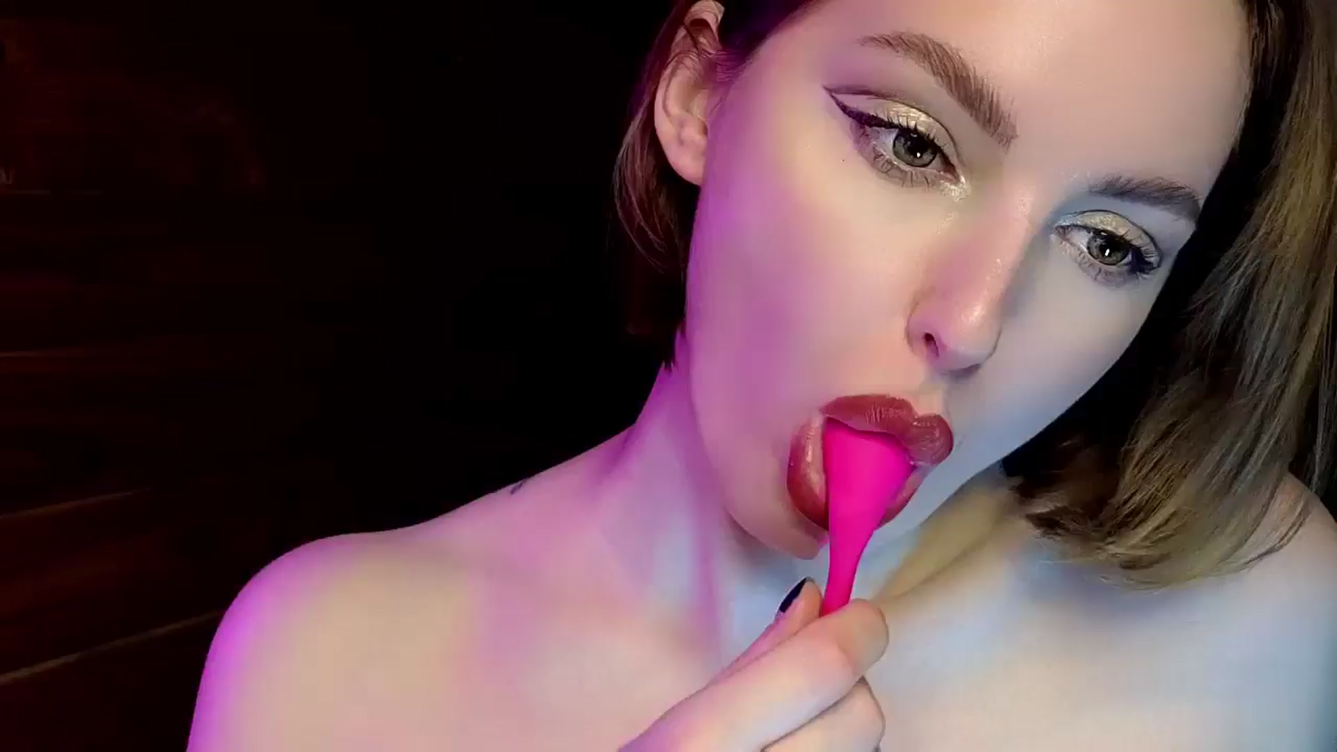 Gallery image thumbnail from Red_Lips_Girl's myfreecams stream on, 02/23/2025, 22:36 image 16 of 20