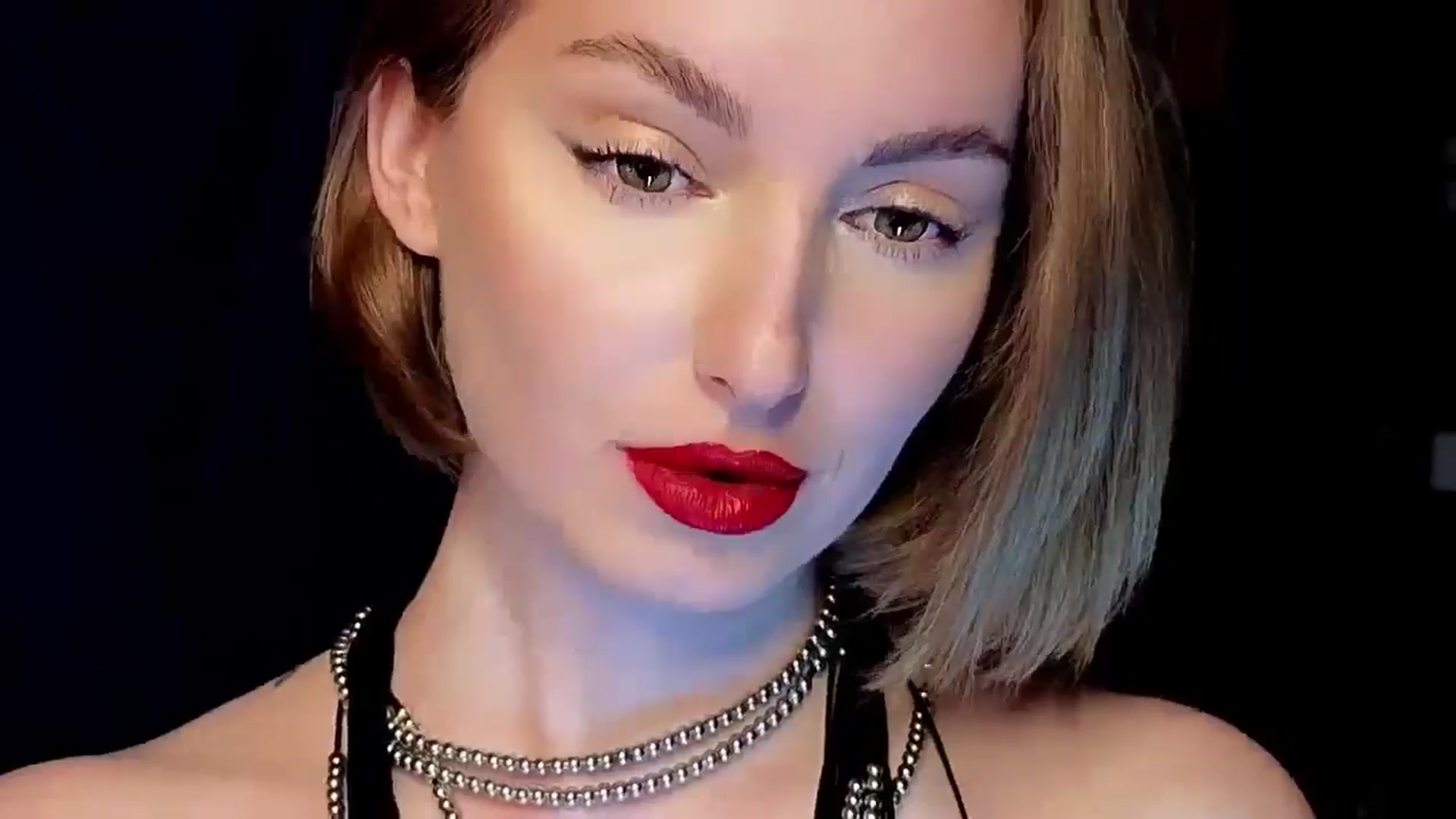 Gallery image thumbnail from Red_Lips_Girl's myfreecams stream on, 04/08/2025, 21:18 image 18 of 20