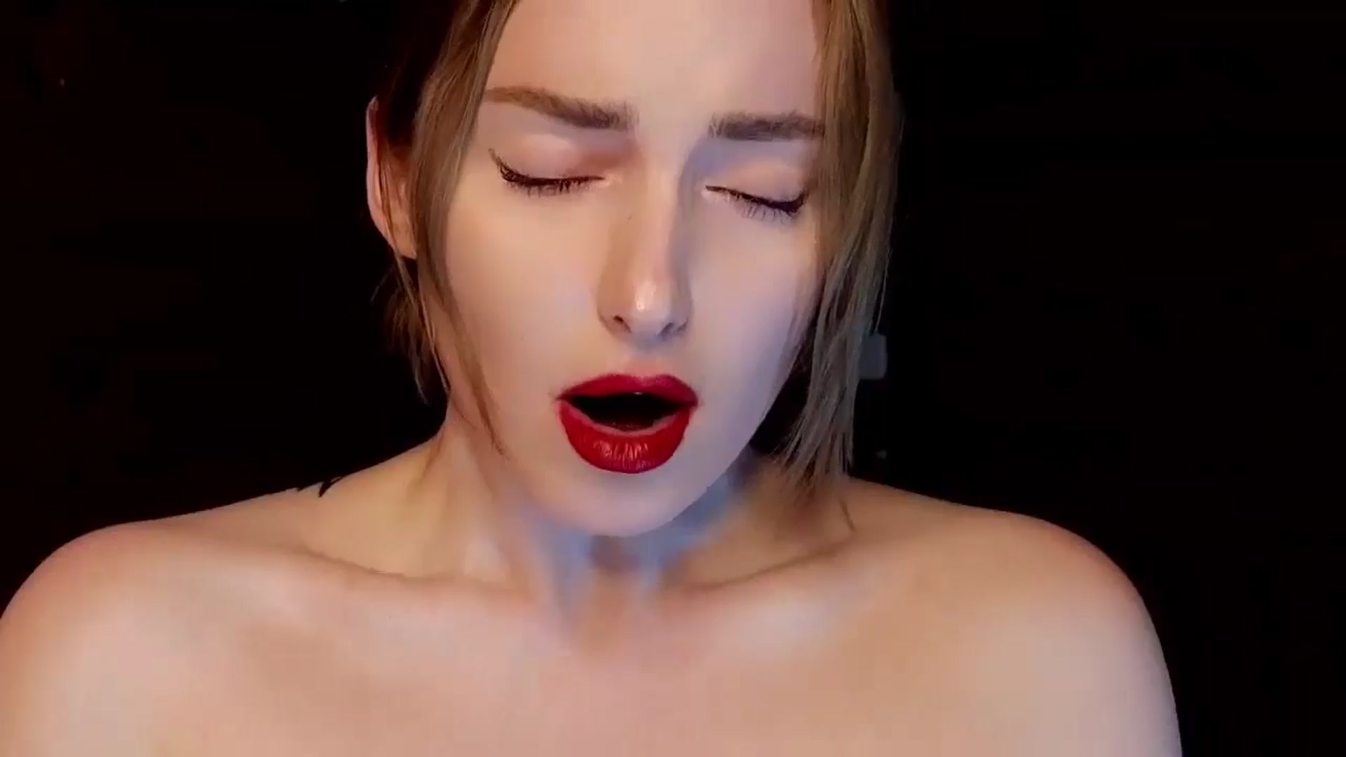 Gallery image thumbnail from Red_Lips_Girl's myfreecams stream on, 04/22/2025, 23:47 image 19 of 20