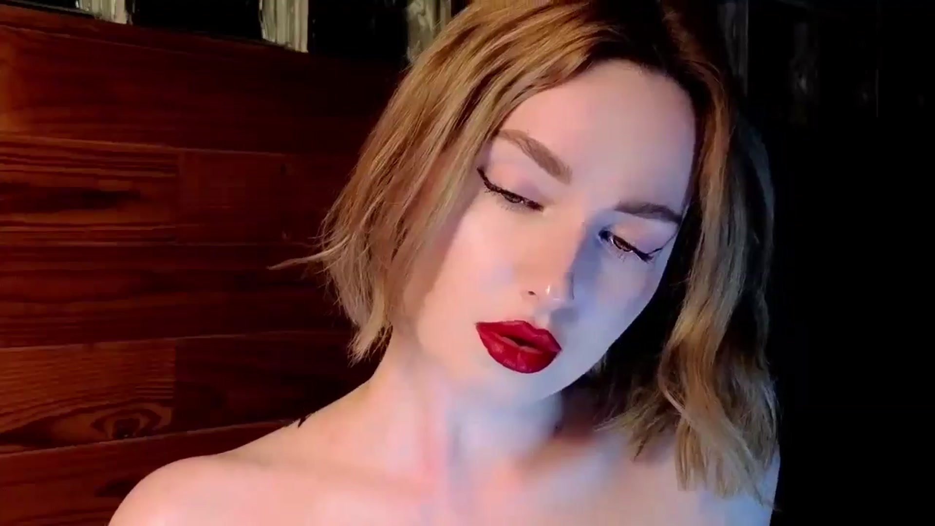 Gallery image thumbnail from Red_Lips_Girl's myfreecams stream on, 05/03/2025, 22:48 image 6 of 20