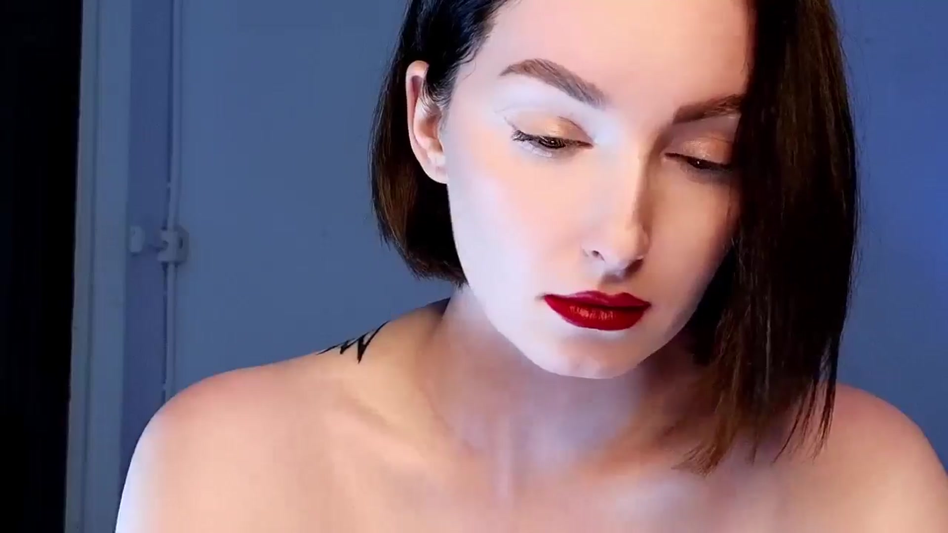 Gallery image thumbnail from Red_Lips_Girl's myfreecams stream on, 05/25/2025, 22:14 image 13 of 20