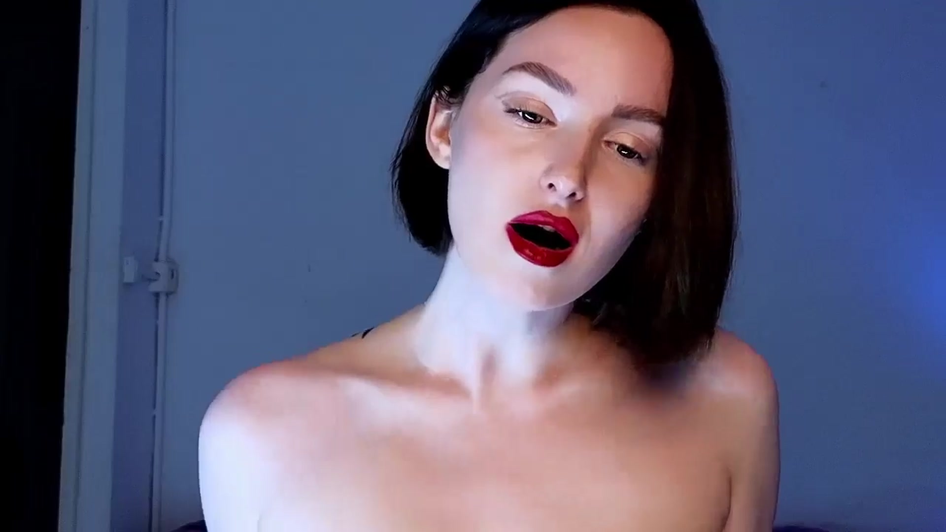 Gallery image thumbnail from Red_Lips_Girl's myfreecams stream on, 05/25/2025, 22:14 image 16 of 20