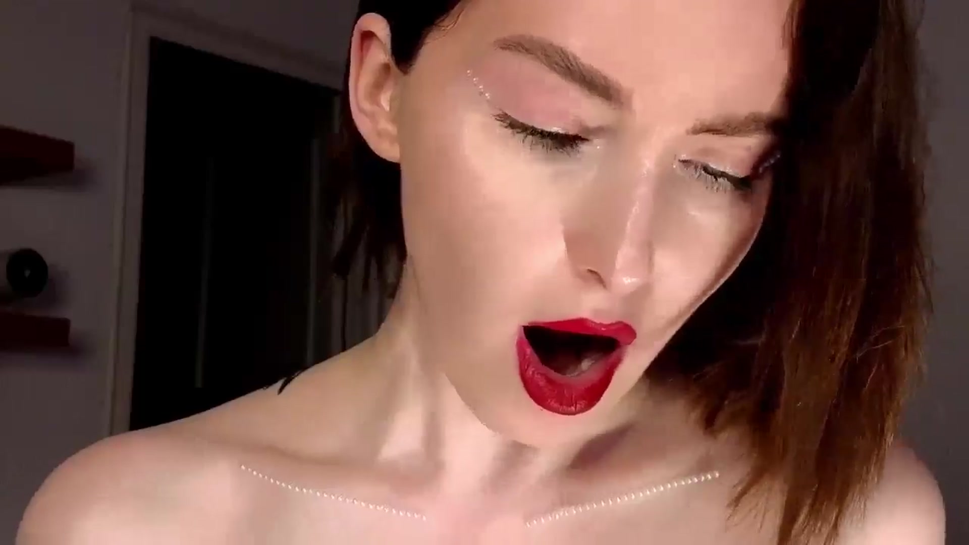 Gallery image thumbnail from Red_Lips_Girl's myfreecams stream on, 06/22/2025, 19:44 image 17 of 20
