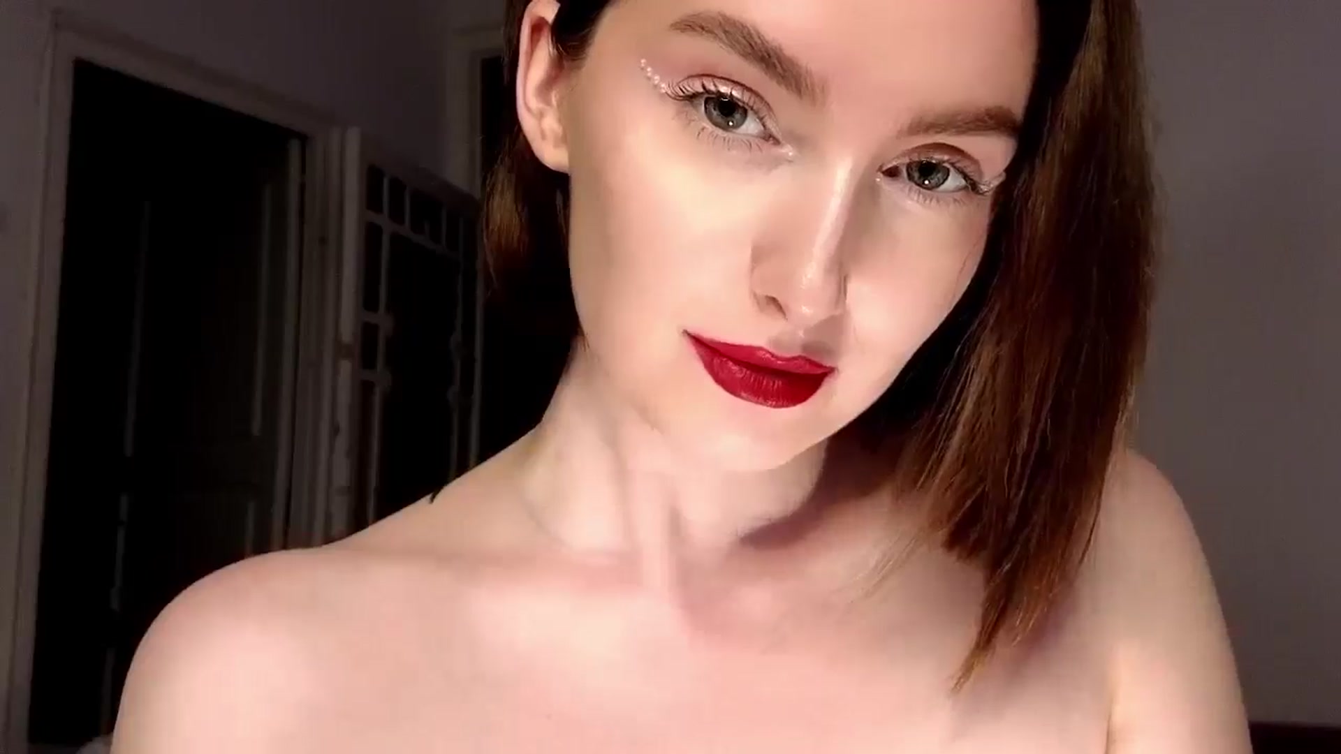 Gallery image thumbnail from Red_Lips_Girl's myfreecams stream on, 06/22/2025, 21:39 image 17 of 20