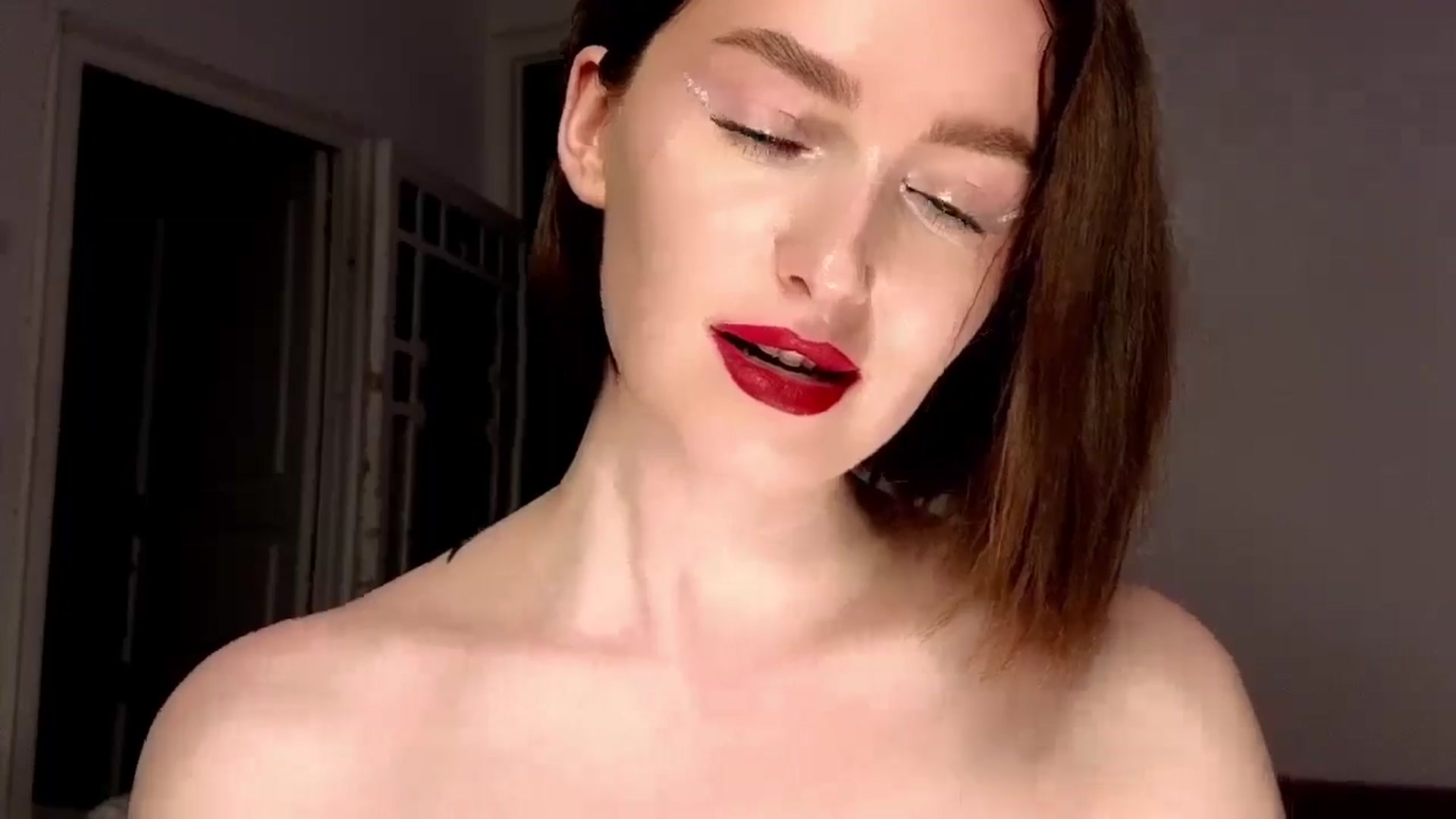 Gallery image thumbnail from Red_Lips_Girl's myfreecams stream on, 06/22/2025, 21:39 image 18 of 20