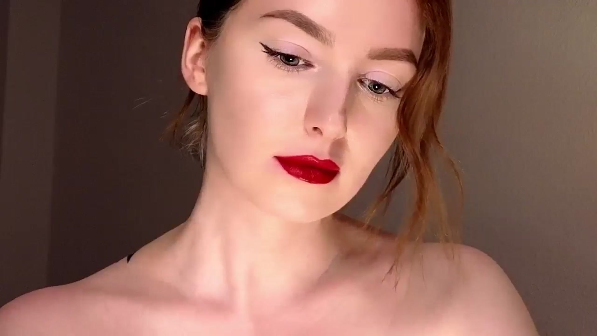 Gallery image thumbnail from Red_Lips_Girl's myfreecams stream on, 10/04/2025, 24:00 image 3 of 20