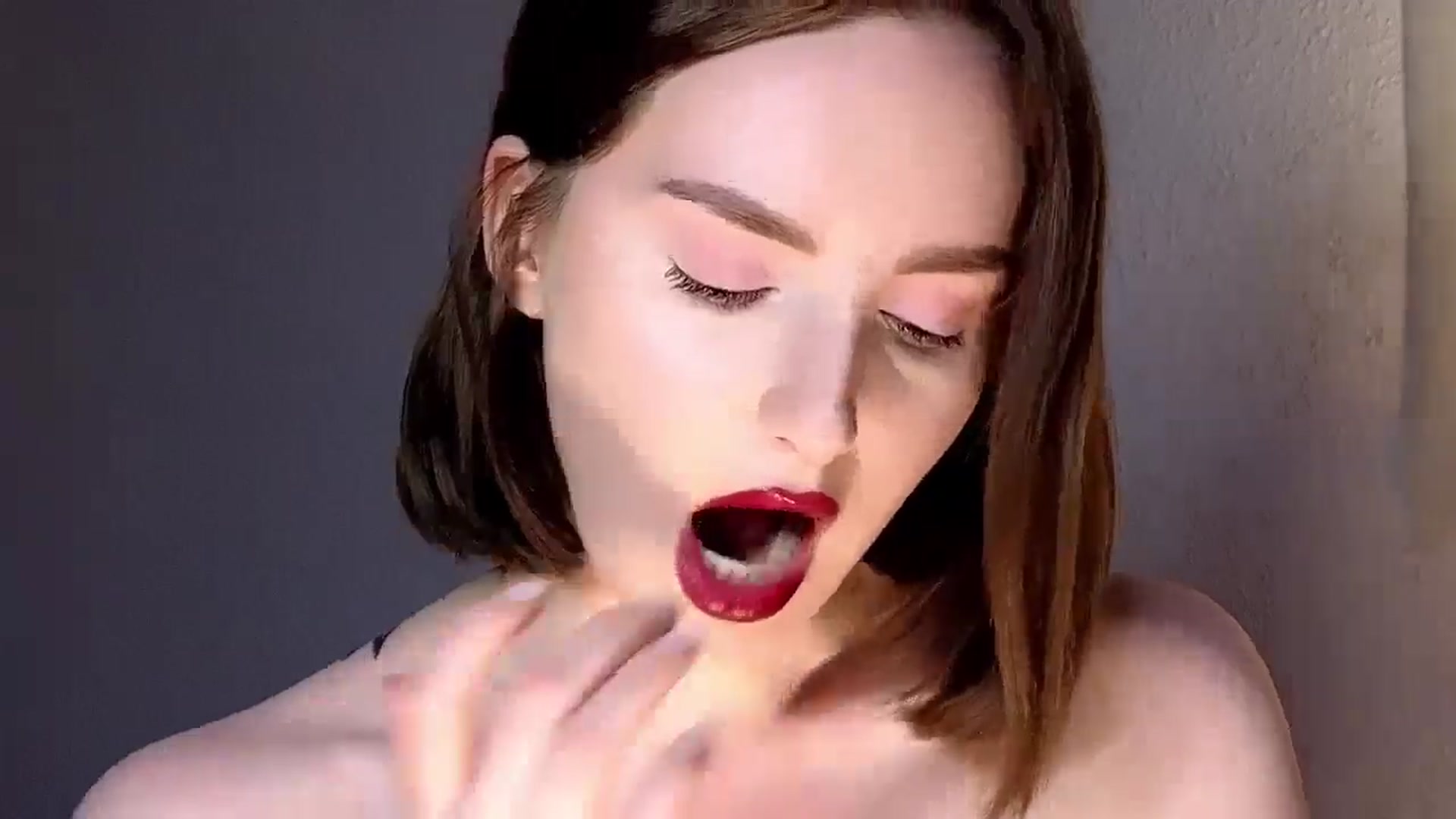 Gallery image thumbnail from Red_Lips_Girl's myfreecams stream on, 10/14/2025, 02:08 image 16 of 20