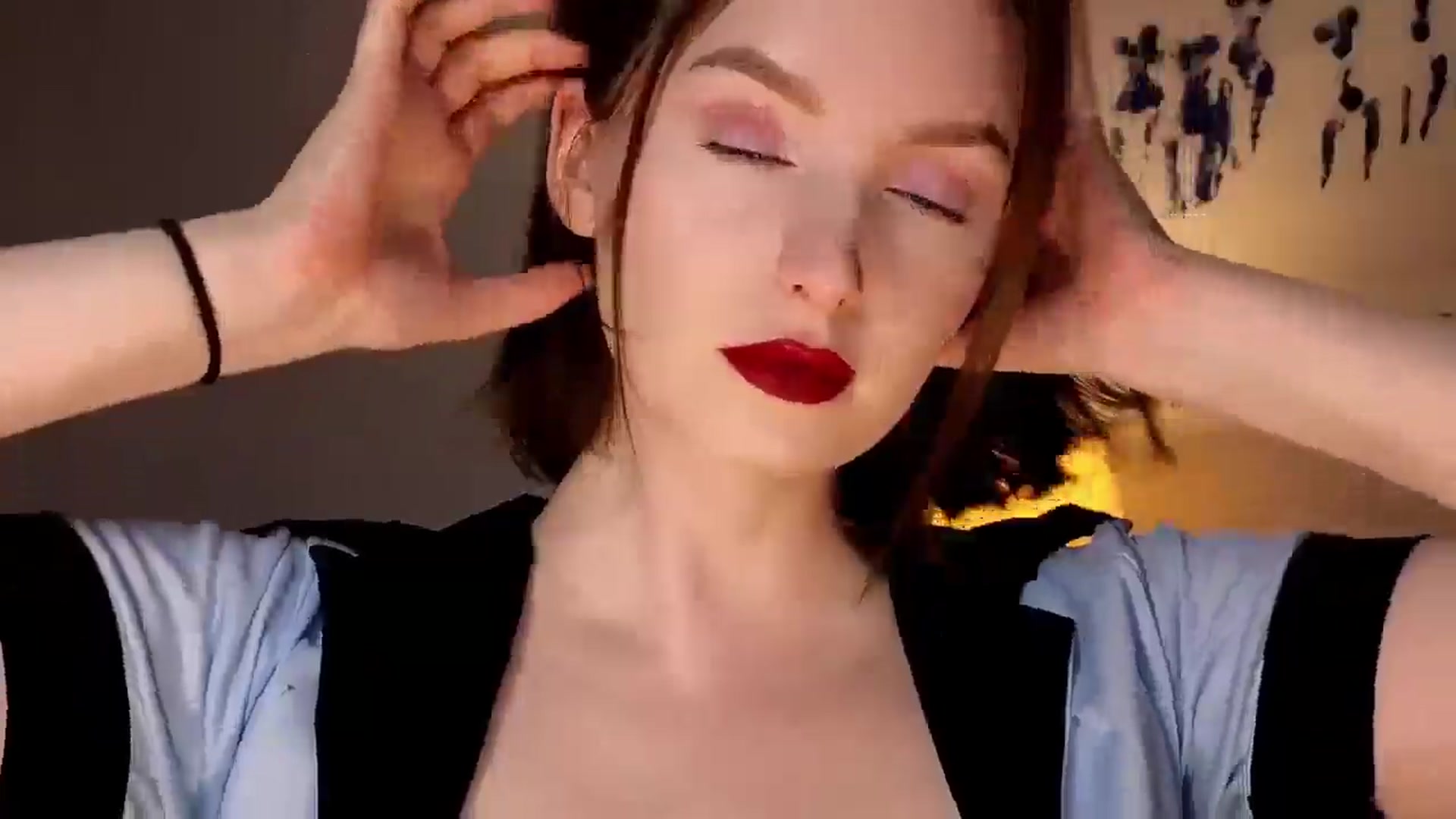 Gallery image thumbnail from Red_Lips_Girl's myfreecams stream on, 10/31/2025, 24:33 image 19 of 20