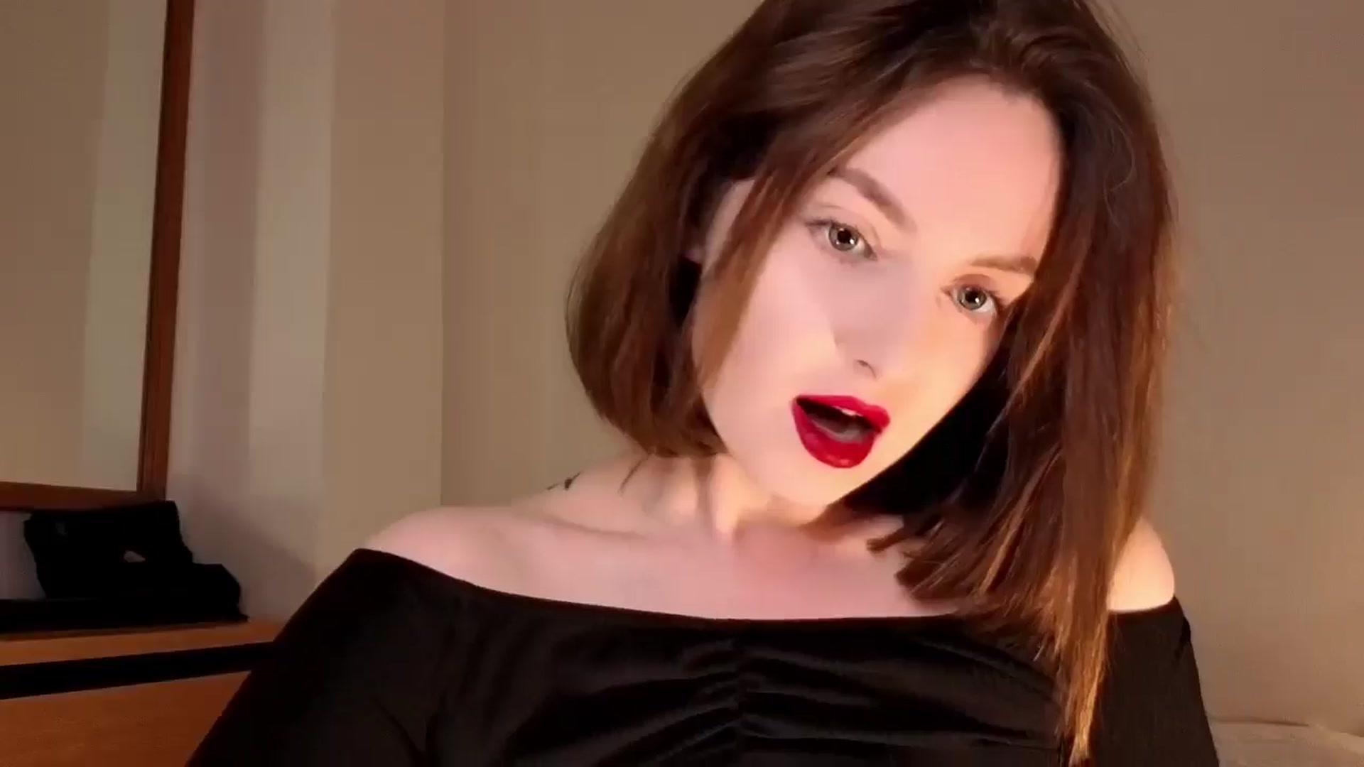 Gallery image thumbnail from Red_Lips_Girl's myfreecams stream on, 12/31/2025, 03:02 image 6 of 20