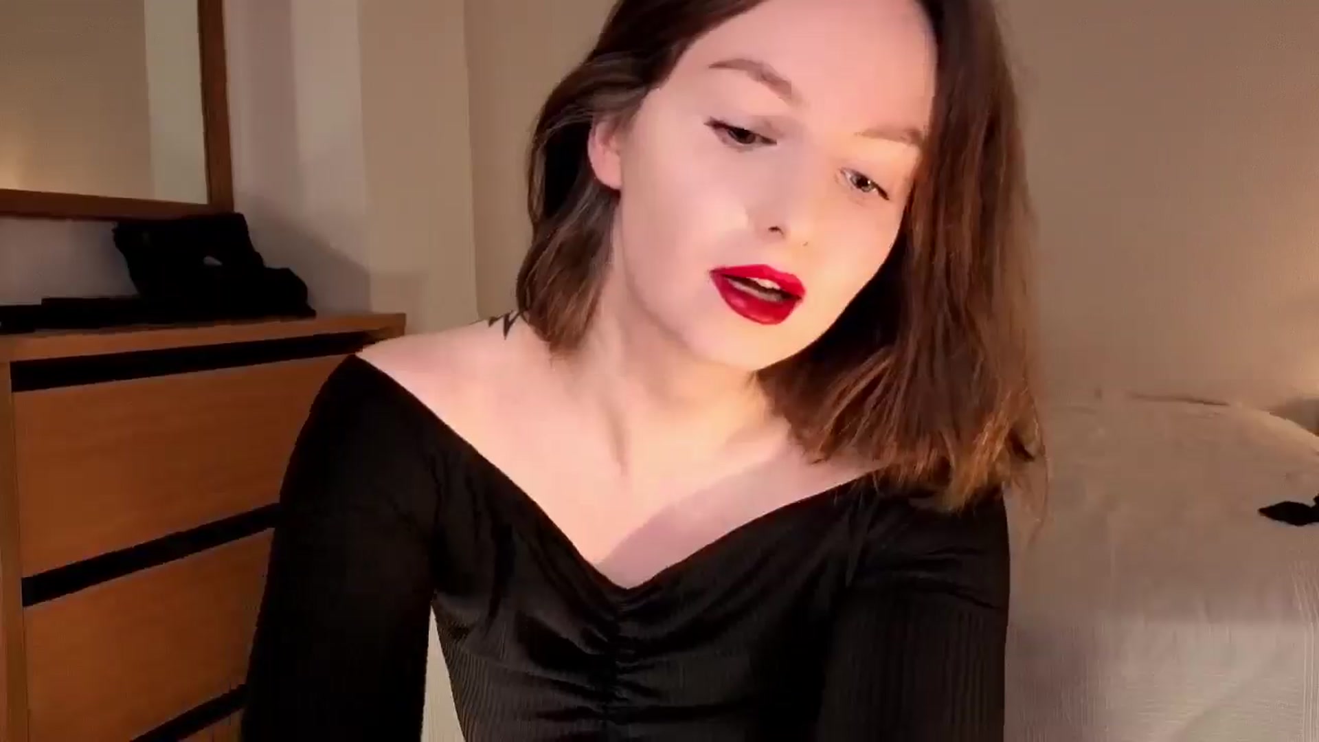 Gallery image thumbnail from Red_Lips_Girl's myfreecams stream on, 12/31/2025, 03:02 image 13 of 20