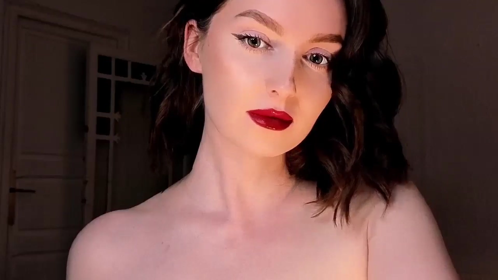 Gallery image thumbnail from Red_Lips_Girl's myfreecams stream on, 04/09/2026, 23:58 image 18 of 20