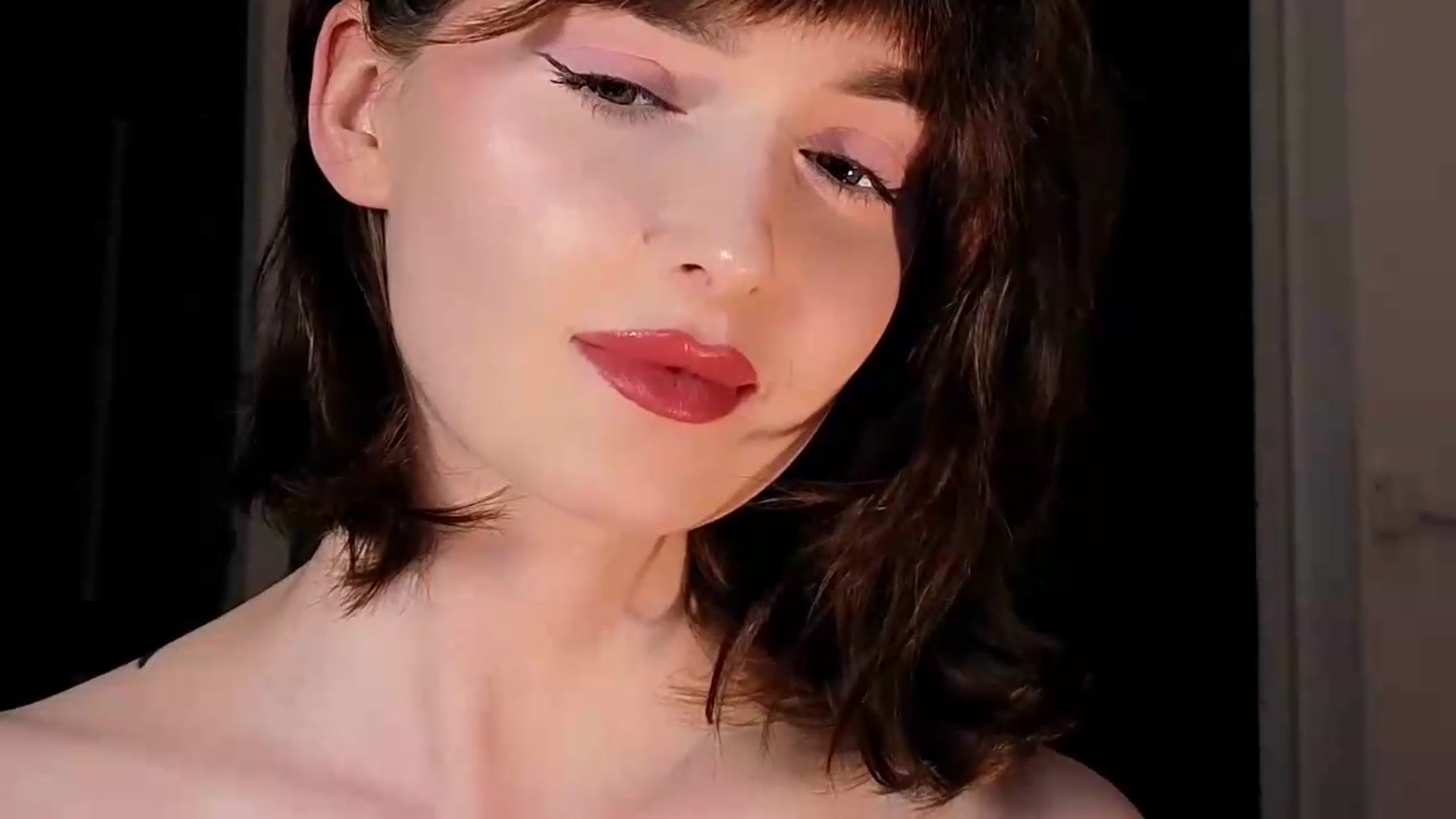 Gallery image thumbnail from Red_Lips_Girl's myfreecams stream on, 06/09/2026, 24:50 image 18 of 20