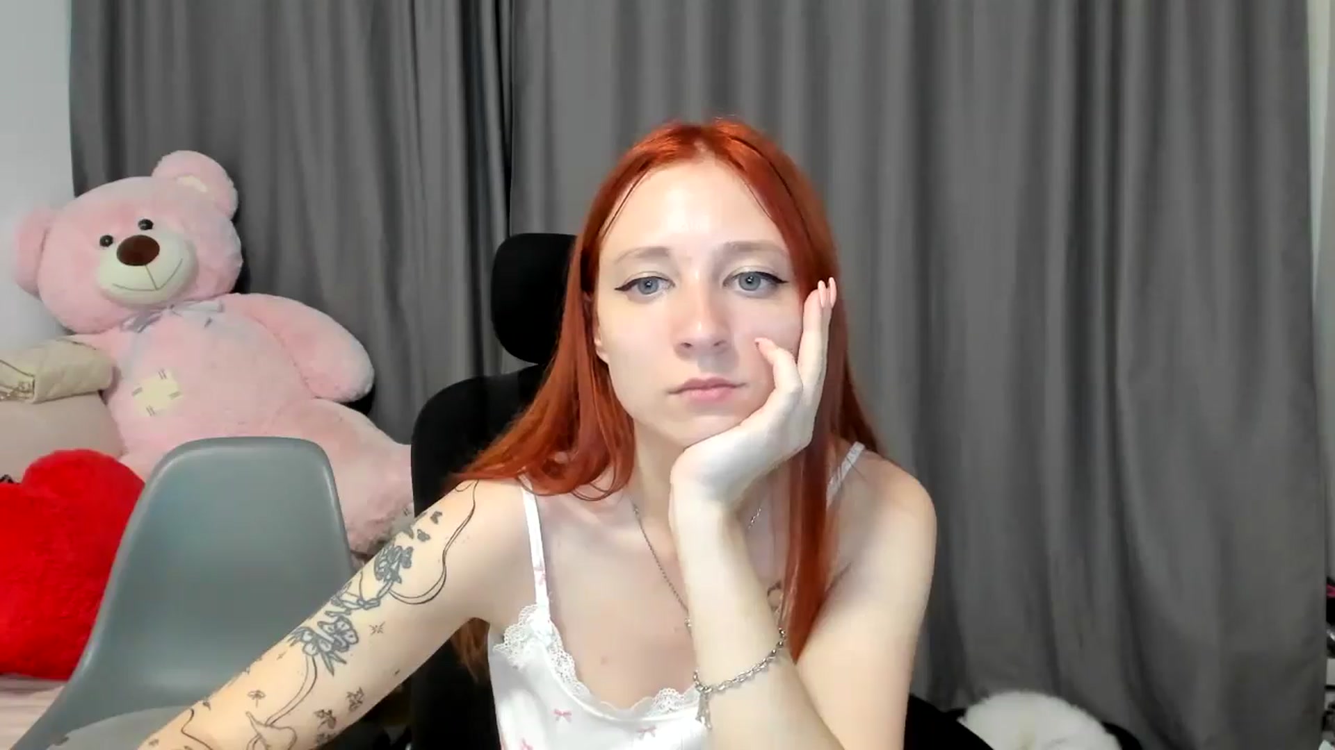 Gallery image thumbnail from Red_Succubus's myfreecams stream on, 06/27/2025, 20:35 image 17 of 20