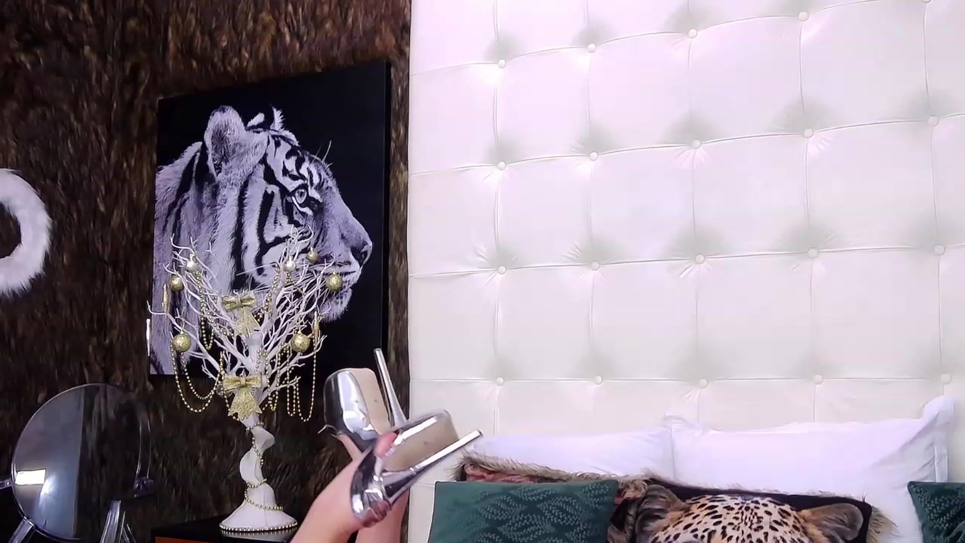 Gallery image thumbnail from Red_chloe's myfreecams stream on, 12/24/2022, 08:18 image 17 of 20
