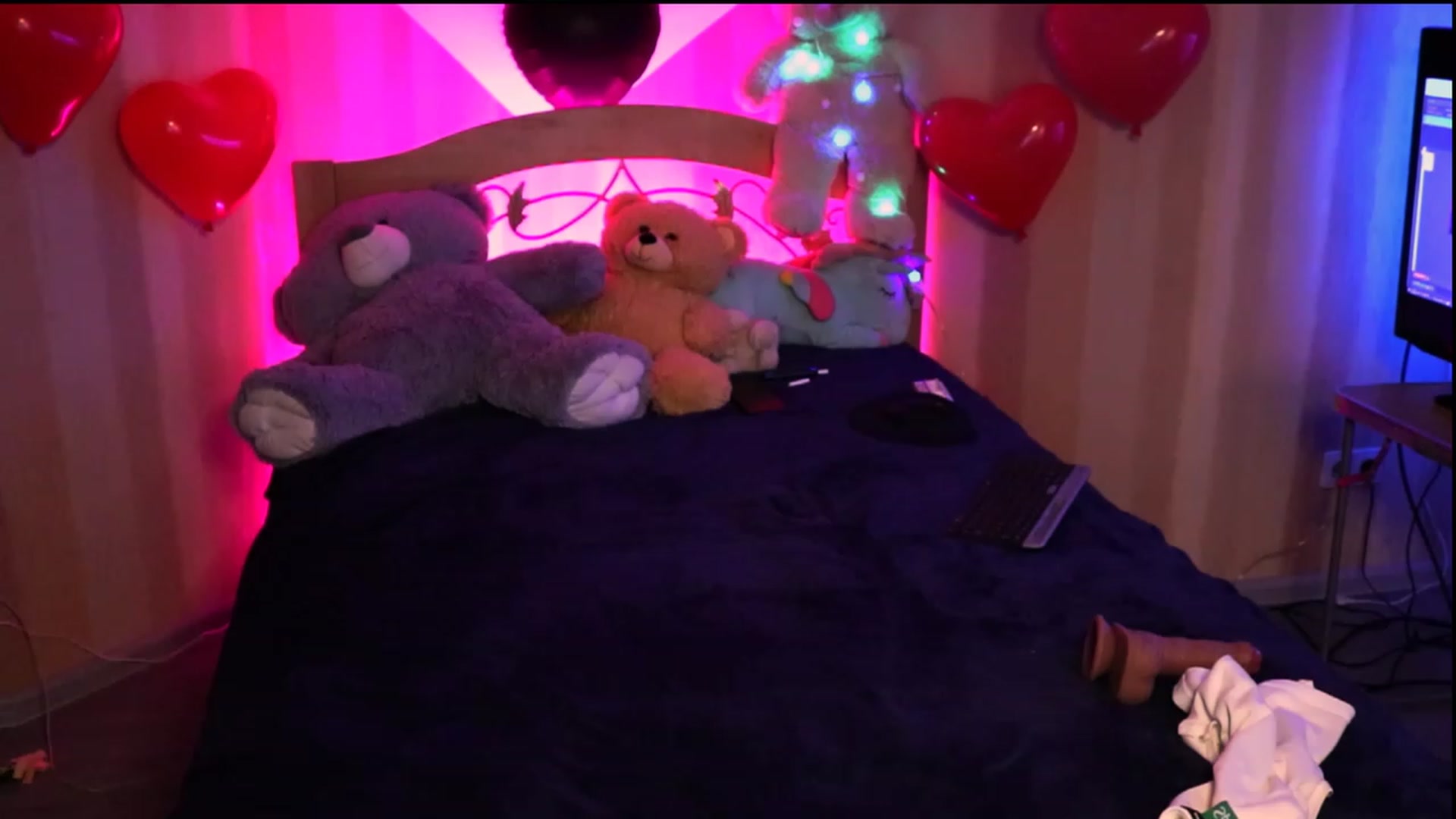 Gallery image thumbnail from Redhead_Shark's myfreecams stream on, 02/23/2023, 24:09 image 8 of 20