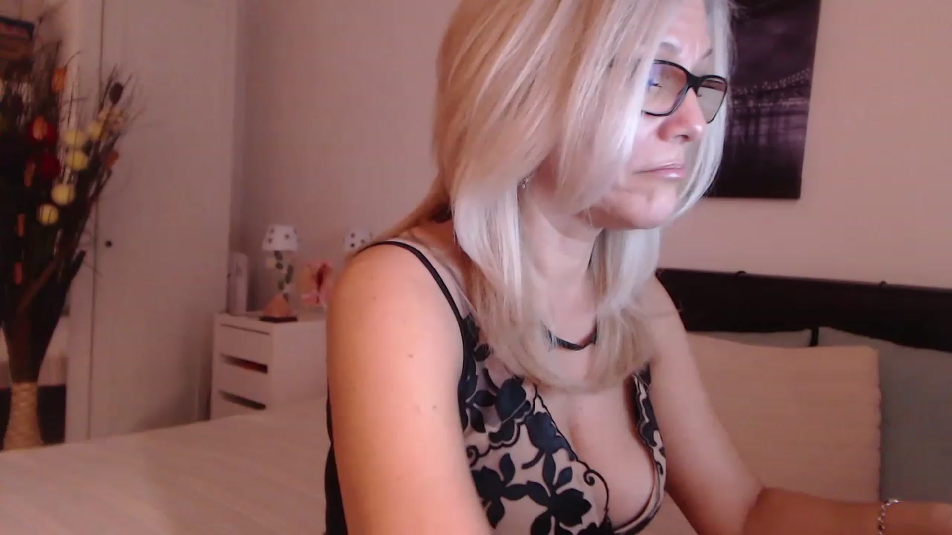 Gallery image thumbnail from Reeya71's myfreecams stream on, 11/25/2022, 04:56 image 14 of 20