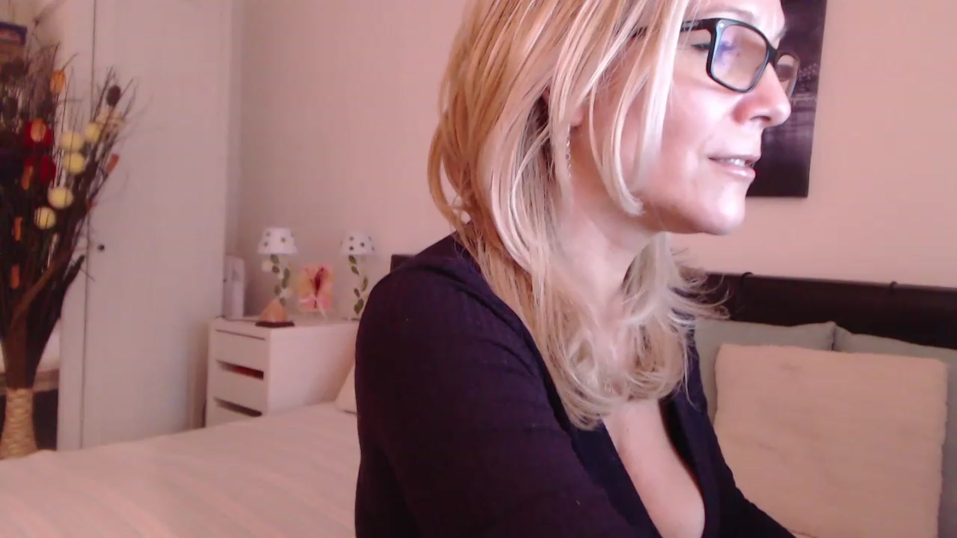 Gallery image thumbnail from Reeya71's myfreecams stream on, 12/05/2022, 07:09 image 13 of 20