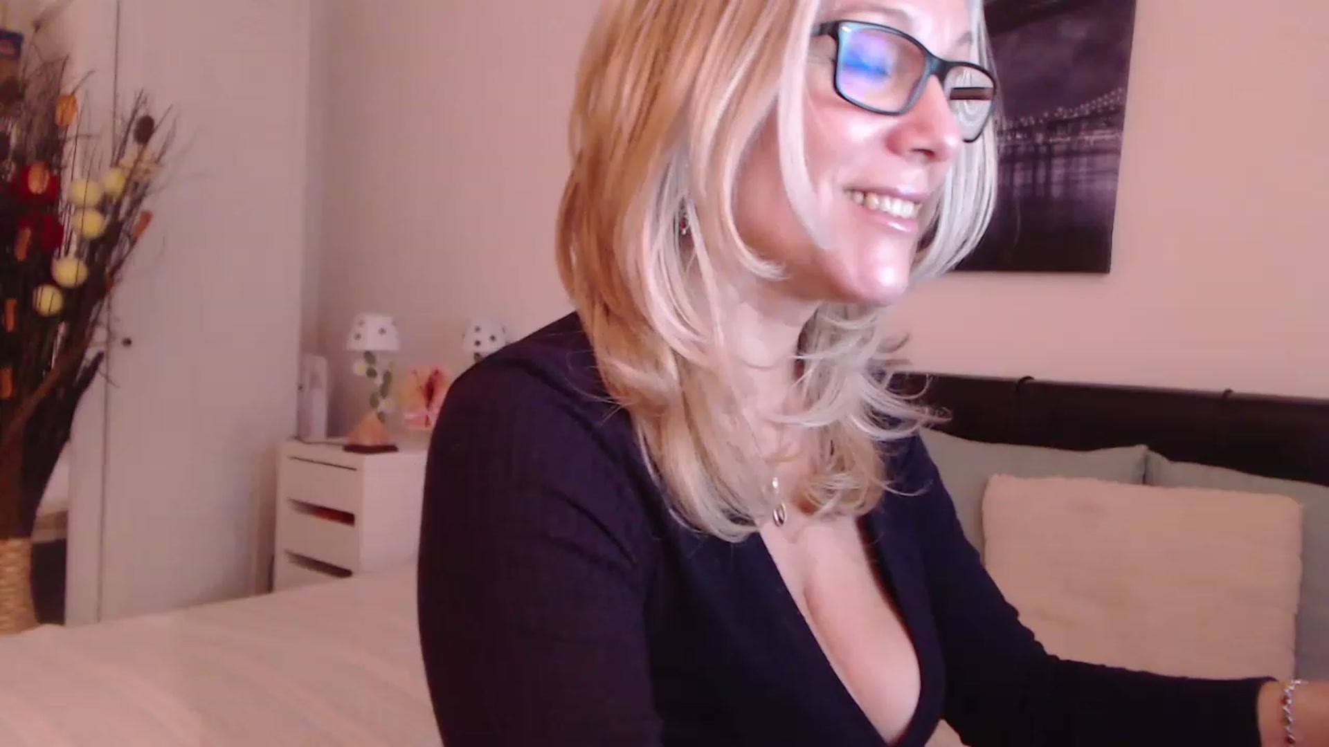 Gallery image thumbnail from Reeya71's myfreecams stream on, 12/05/2022, 07:09 image 2 of 20