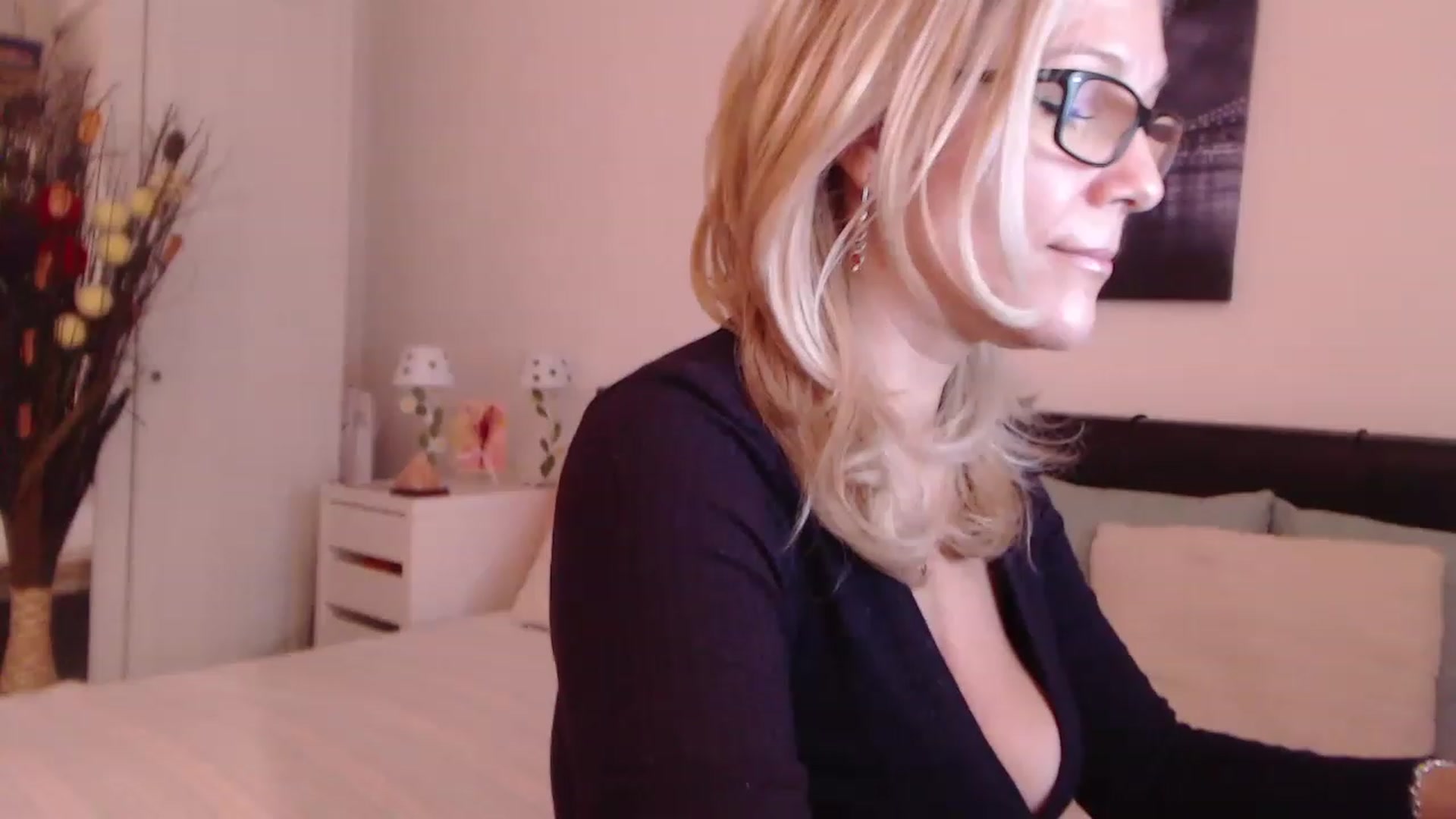 Gallery image thumbnail from Reeya71's myfreecams stream on, 12/05/2022, 07:09 image 15 of 20
