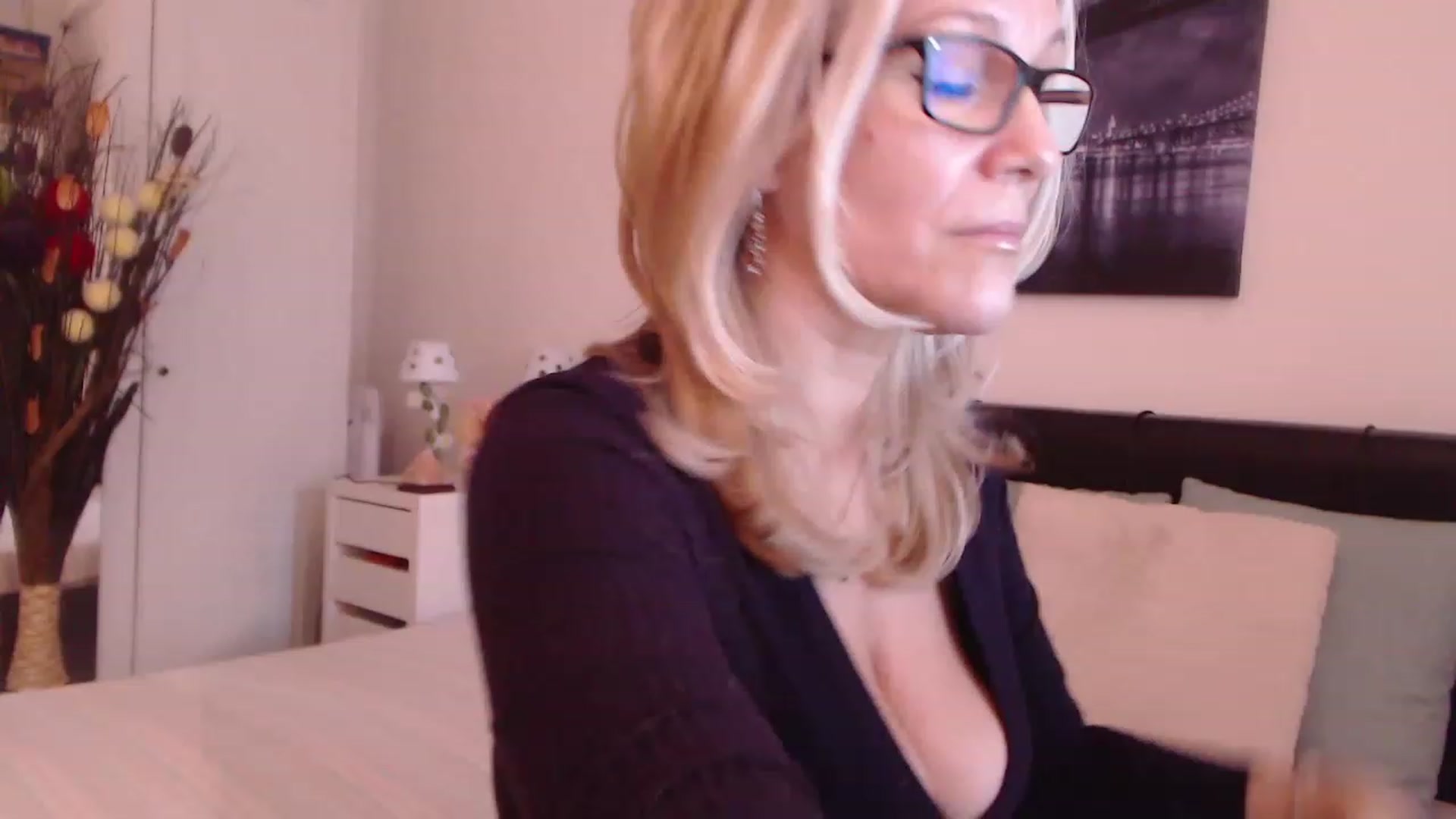 Gallery image thumbnail from Reeya71's myfreecams stream on, 12/05/2022, 10:03 image 15 of 20