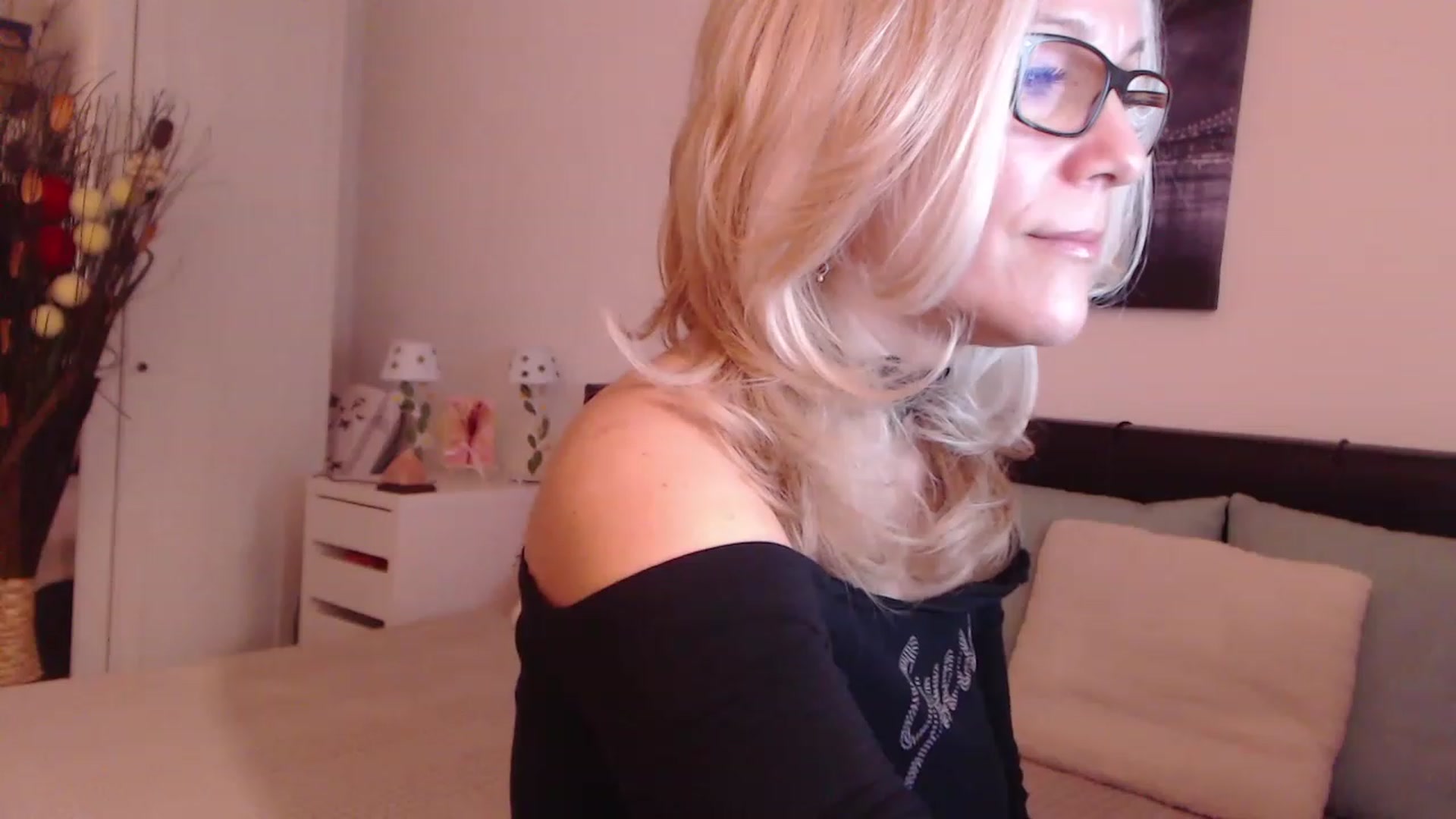 Gallery image thumbnail from Reeya71's myfreecams stream on, 12/07/2022, 01:35 image 6 of 20