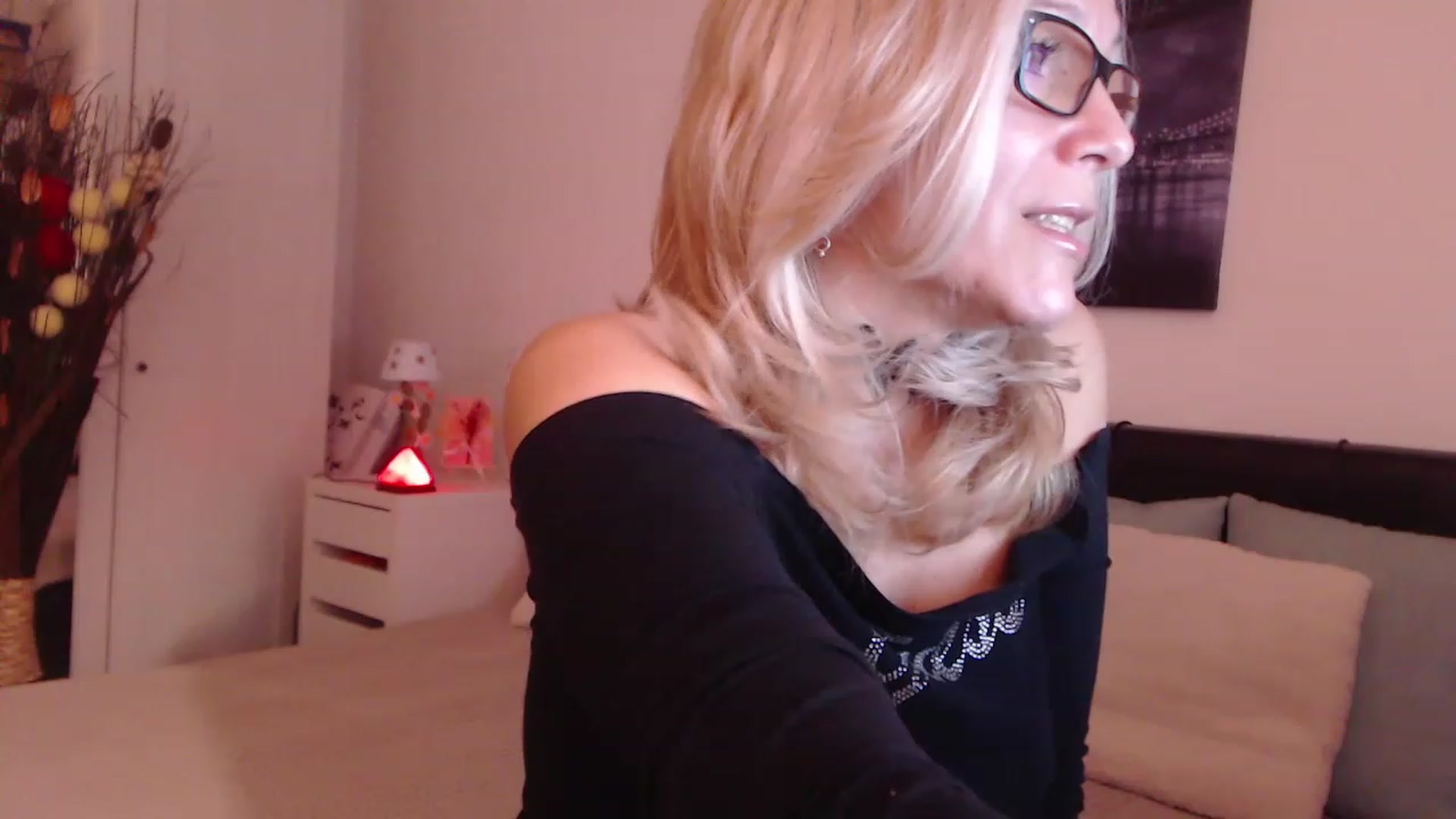 Gallery image thumbnail from Reeya71's myfreecams stream on, 12/07/2022, 01:35 image 10 of 20