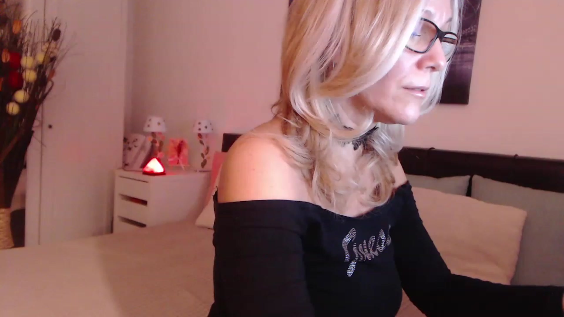 Gallery image thumbnail from Reeya71's myfreecams stream on, 12/07/2022, 03:15 image 12 of 20