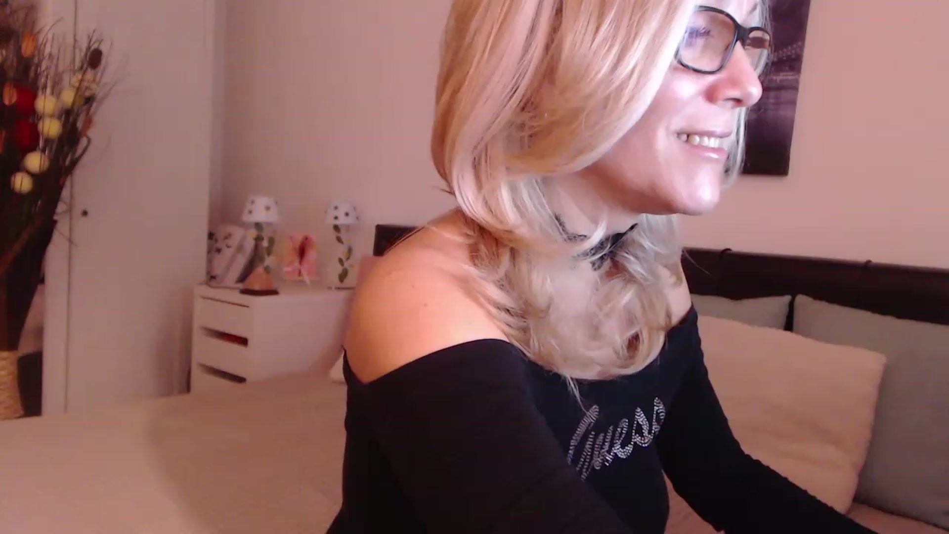 Gallery image thumbnail from Reeya71's myfreecams stream on, 12/07/2022, 03:15 image 15 of 20