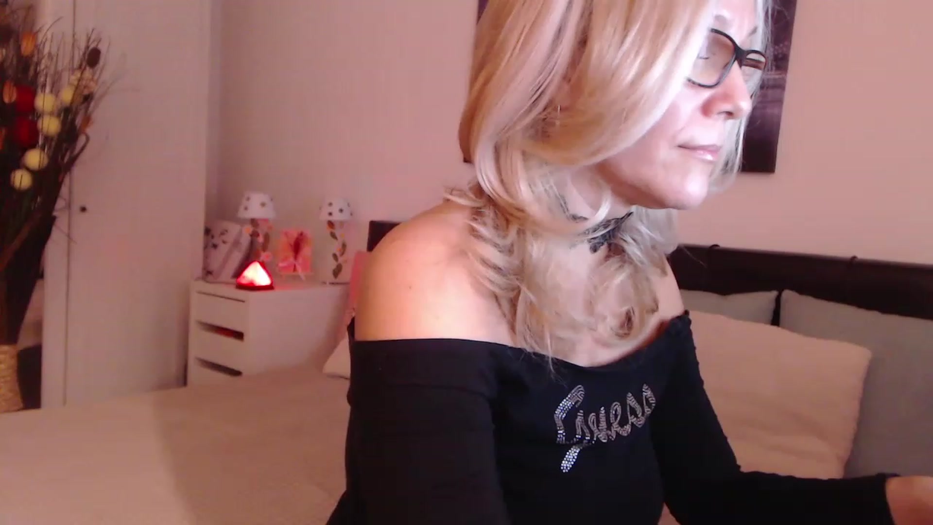 Gallery image thumbnail from Reeya71's myfreecams stream on, 12/07/2022, 03:15 image 16 of 20