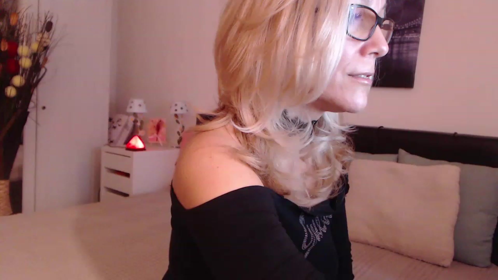 Gallery image thumbnail from Reeya71's myfreecams stream on, 12/07/2022, 08:24 image 8 of 20