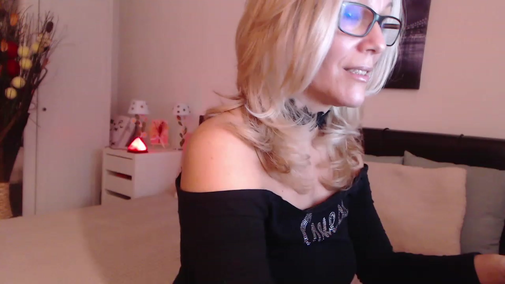 Gallery image thumbnail from Reeya71's myfreecams stream on, 12/07/2022, 08:24 image 9 of 20