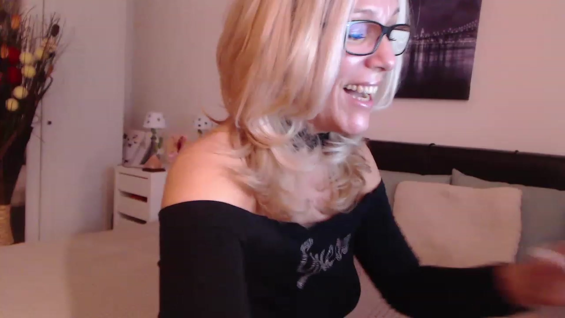 Gallery image thumbnail from Reeya71's myfreecams stream on, 12/07/2022, 08:24 image 12 of 20