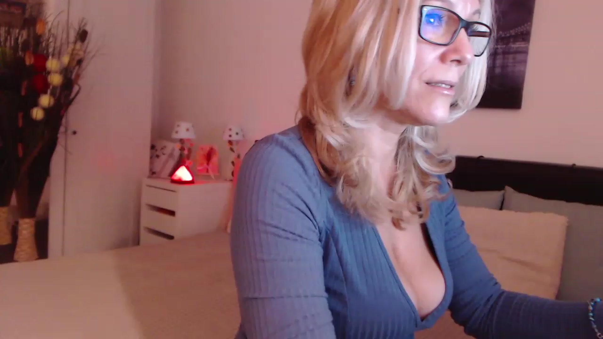 Gallery image thumbnail from Reeya71's myfreecams stream on, 12/08/2022, 02:41 image 12 of 20